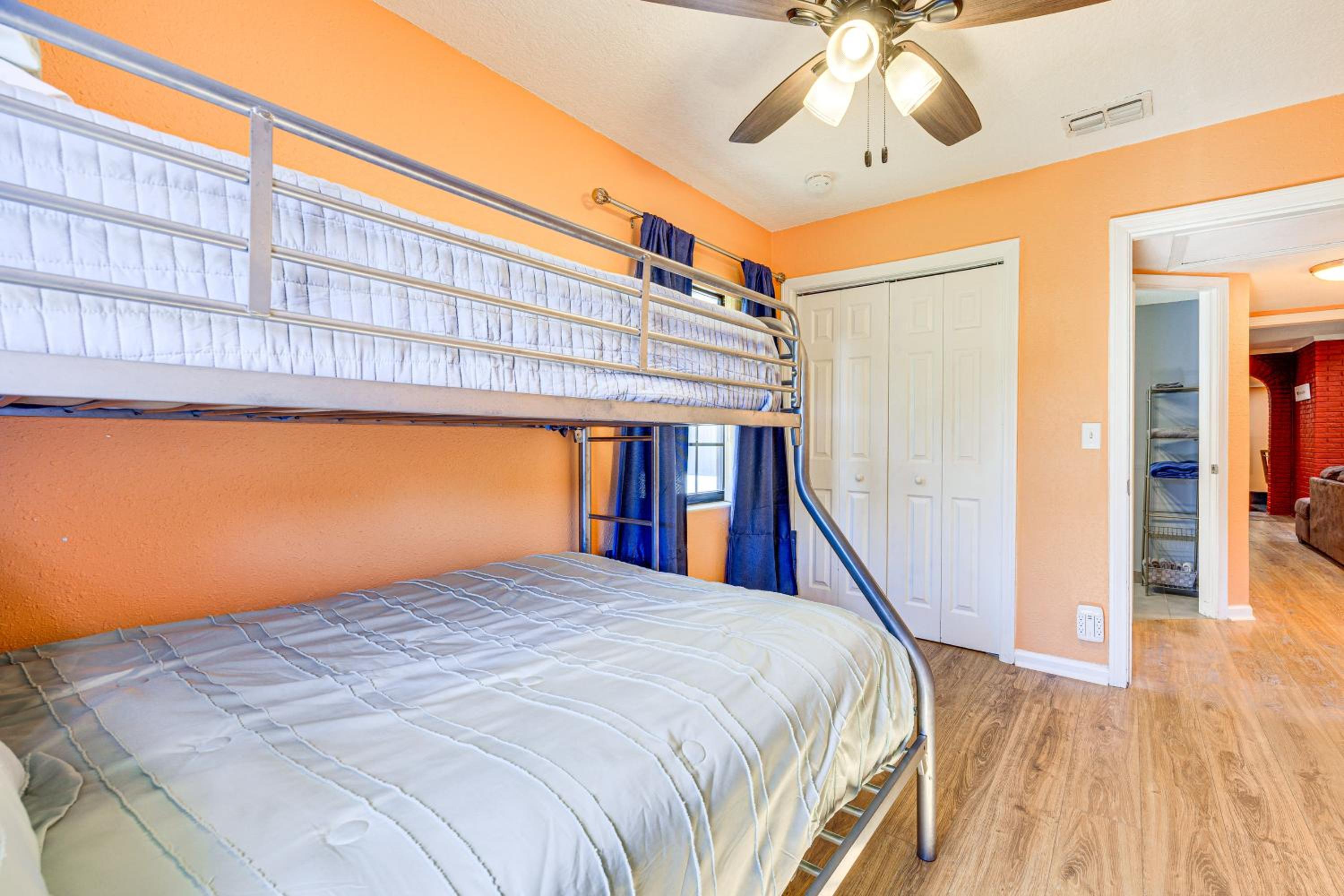 Covered Deck, Large Yard! Pet-Friendly Jax Escape!
