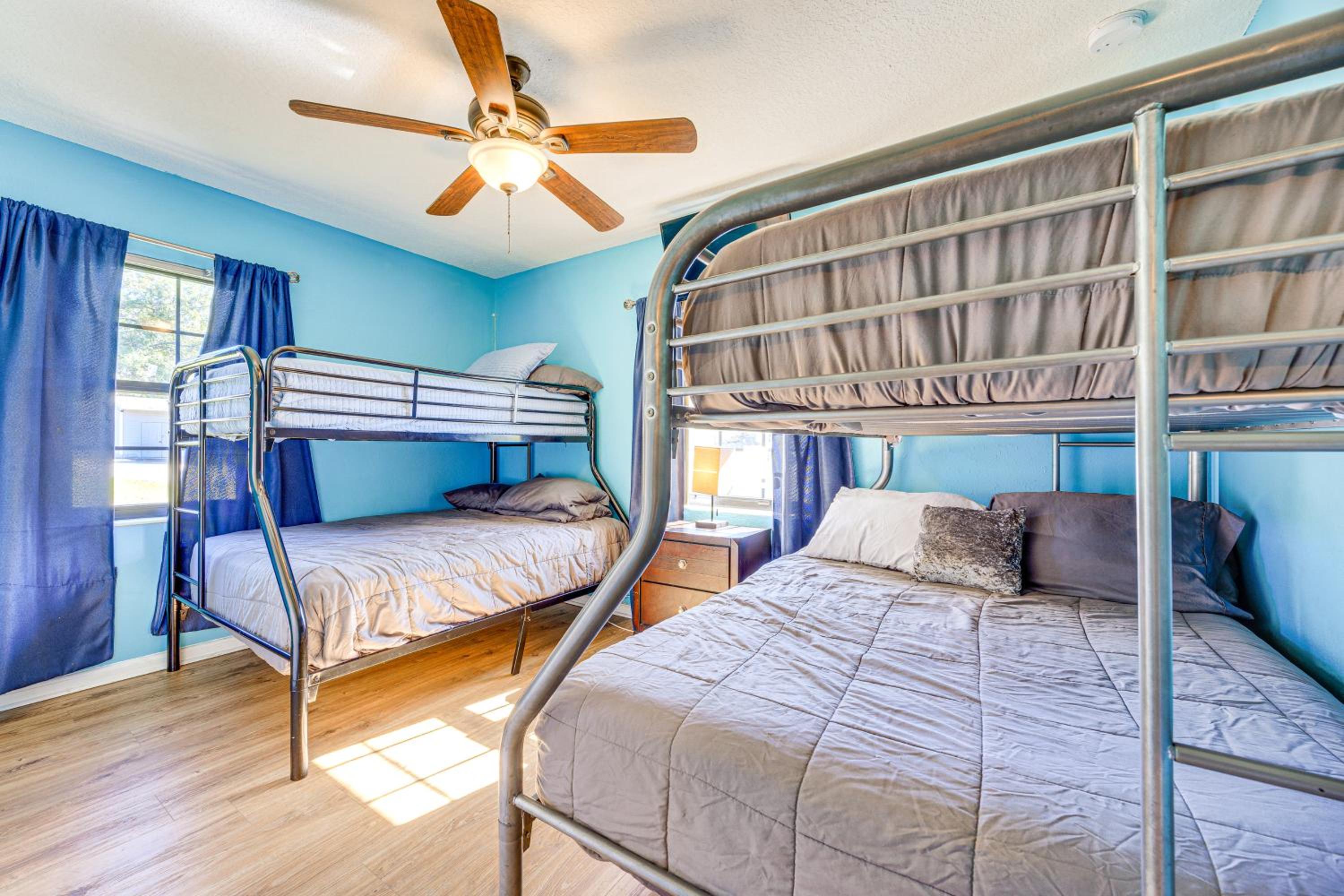 Covered Deck, Large Yard! Pet-Friendly Jax Escape!