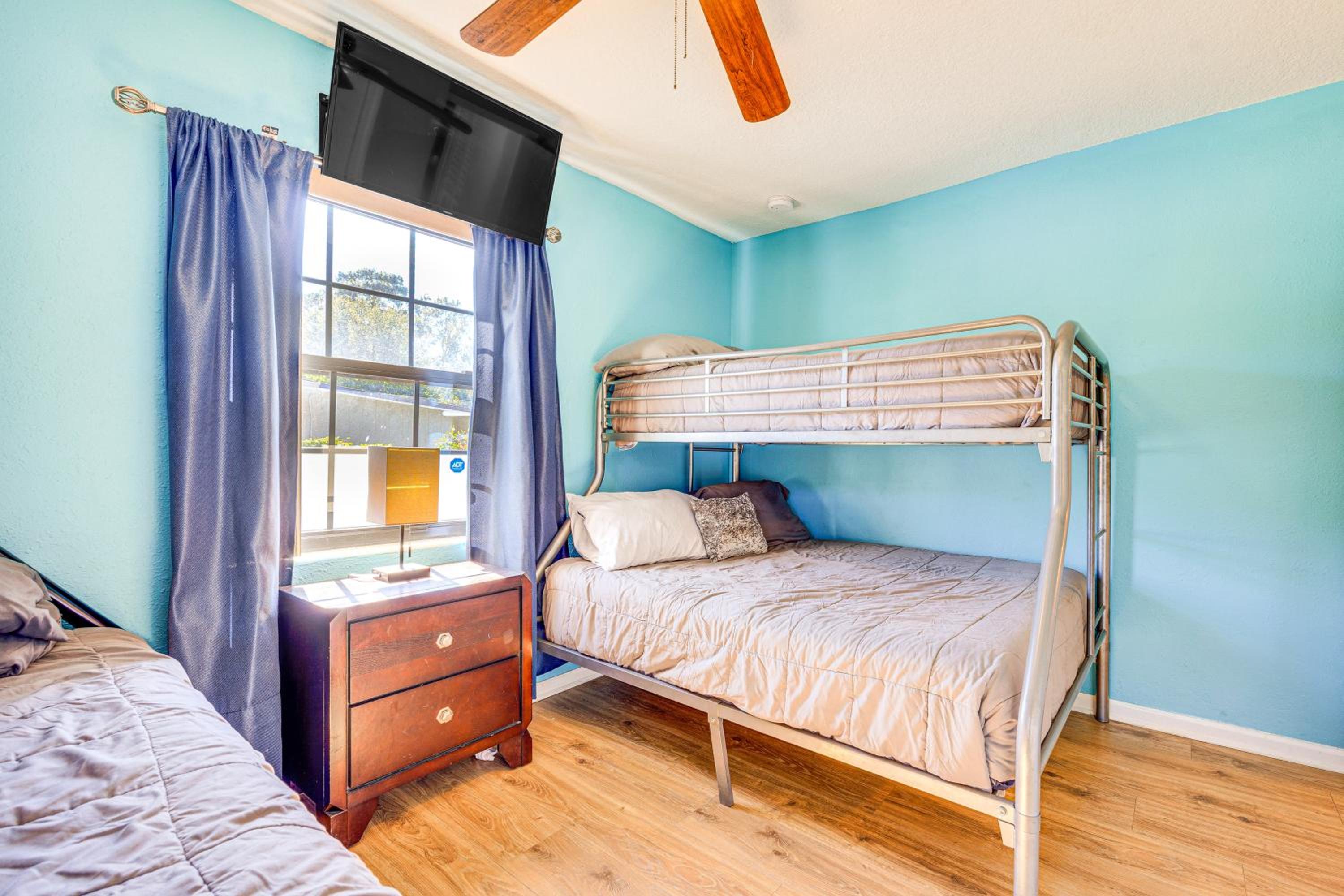Covered Deck, Large Yard! Pet-Friendly Jax Escape!