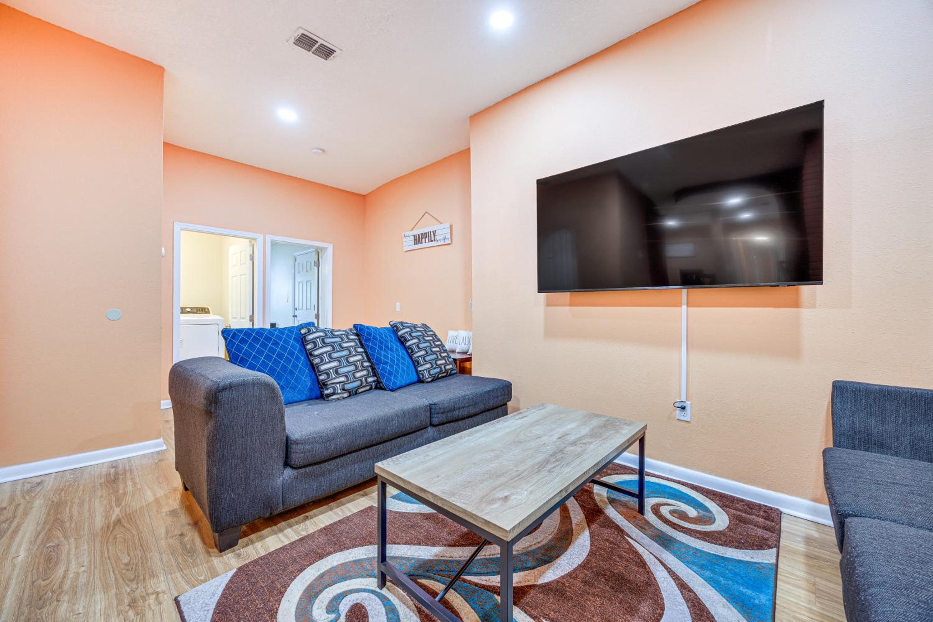 Covered Deck, Large Yard! Pet-Friendly Jax Escape!