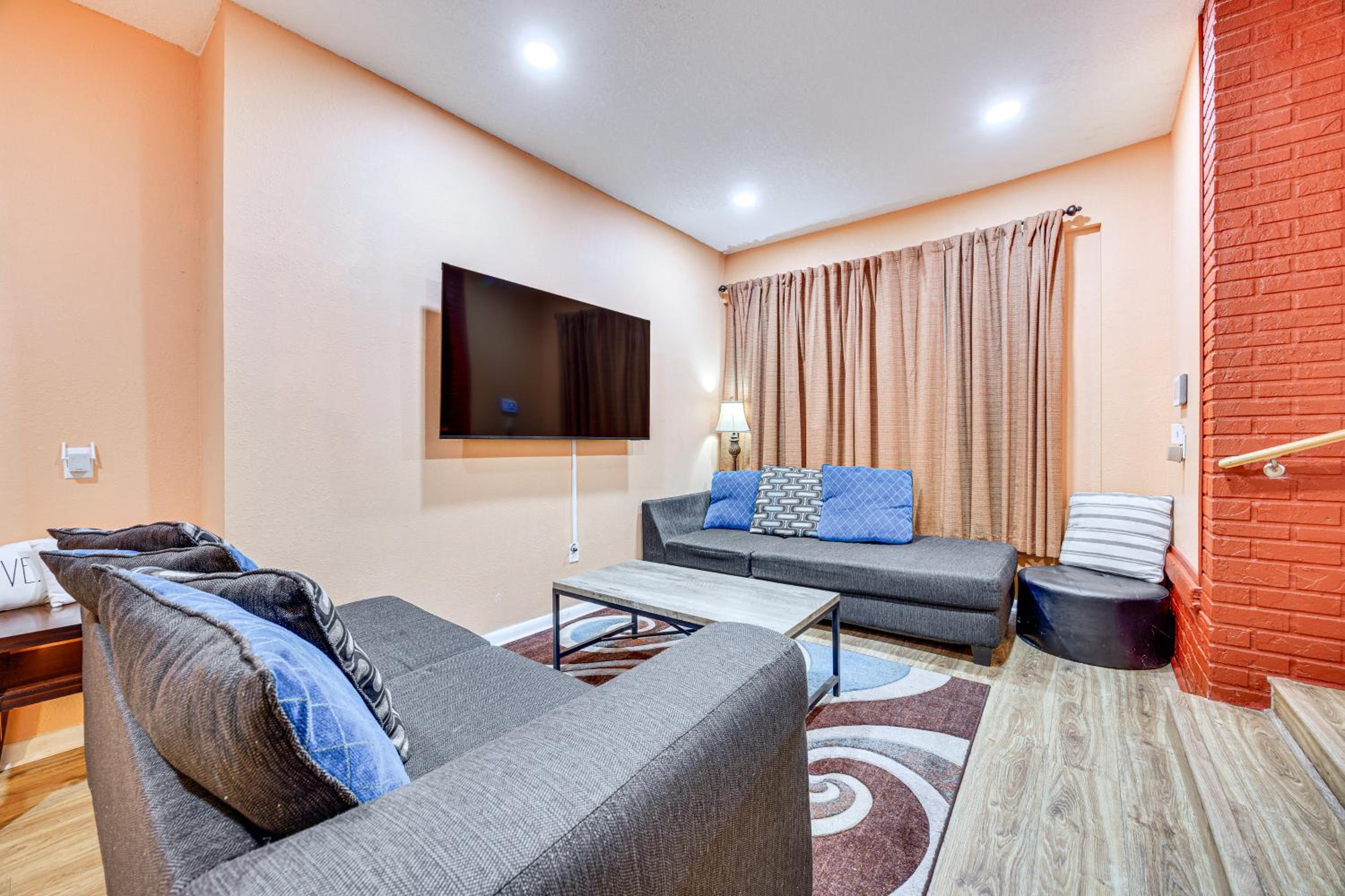 Covered Deck, Large Yard! Pet-Friendly Jax Escape!