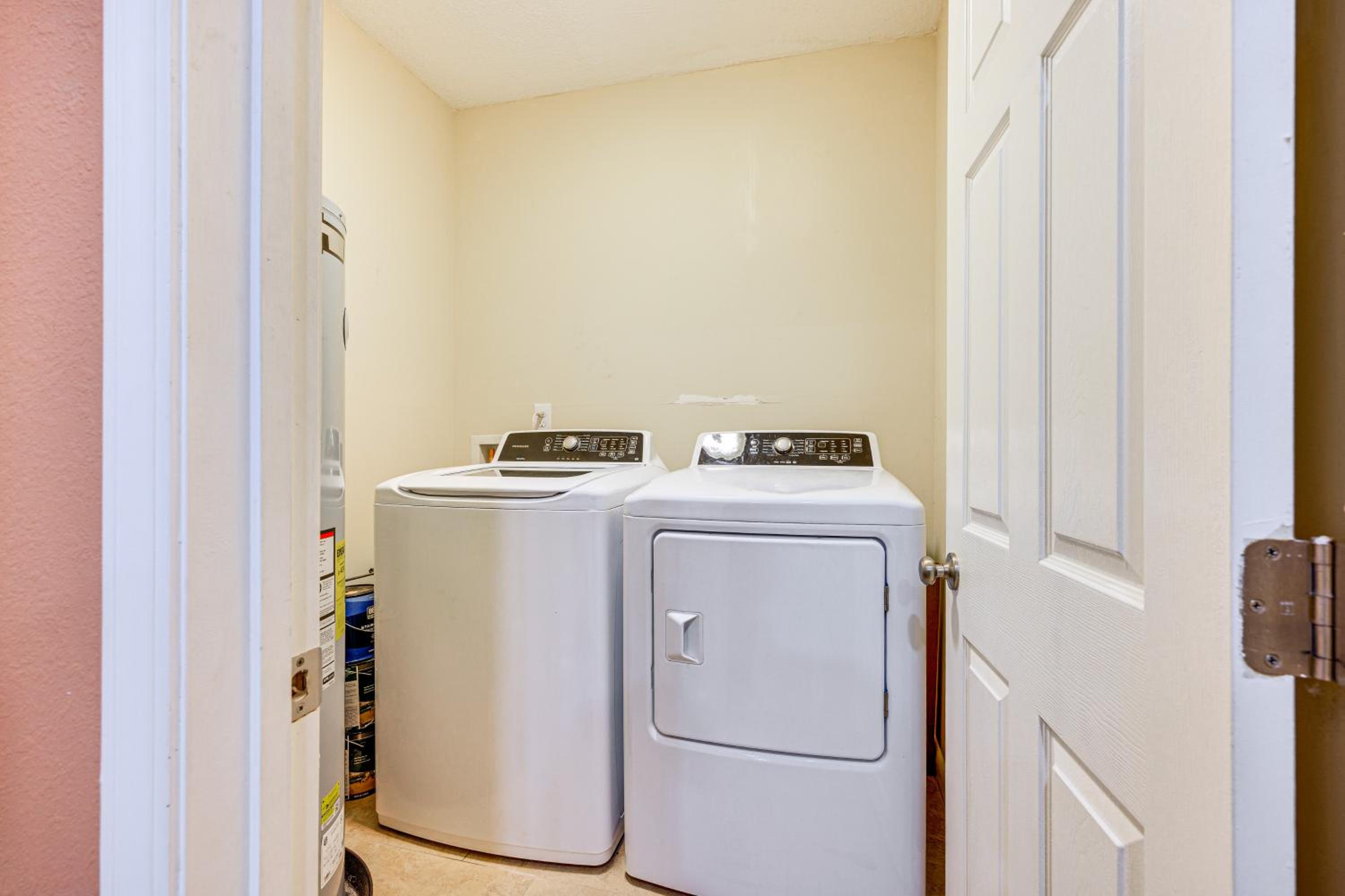 Covered Deck, Large Yard! Pet-Friendly Jax Escape!