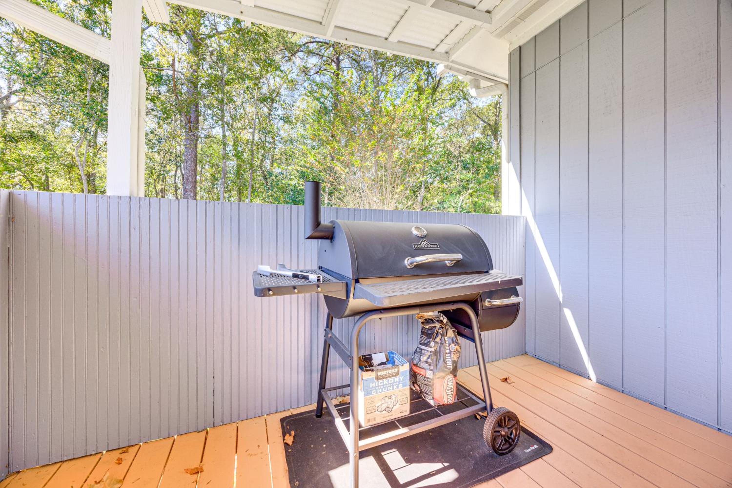 Covered Deck, Large Yard! Pet-Friendly Jax Escape!