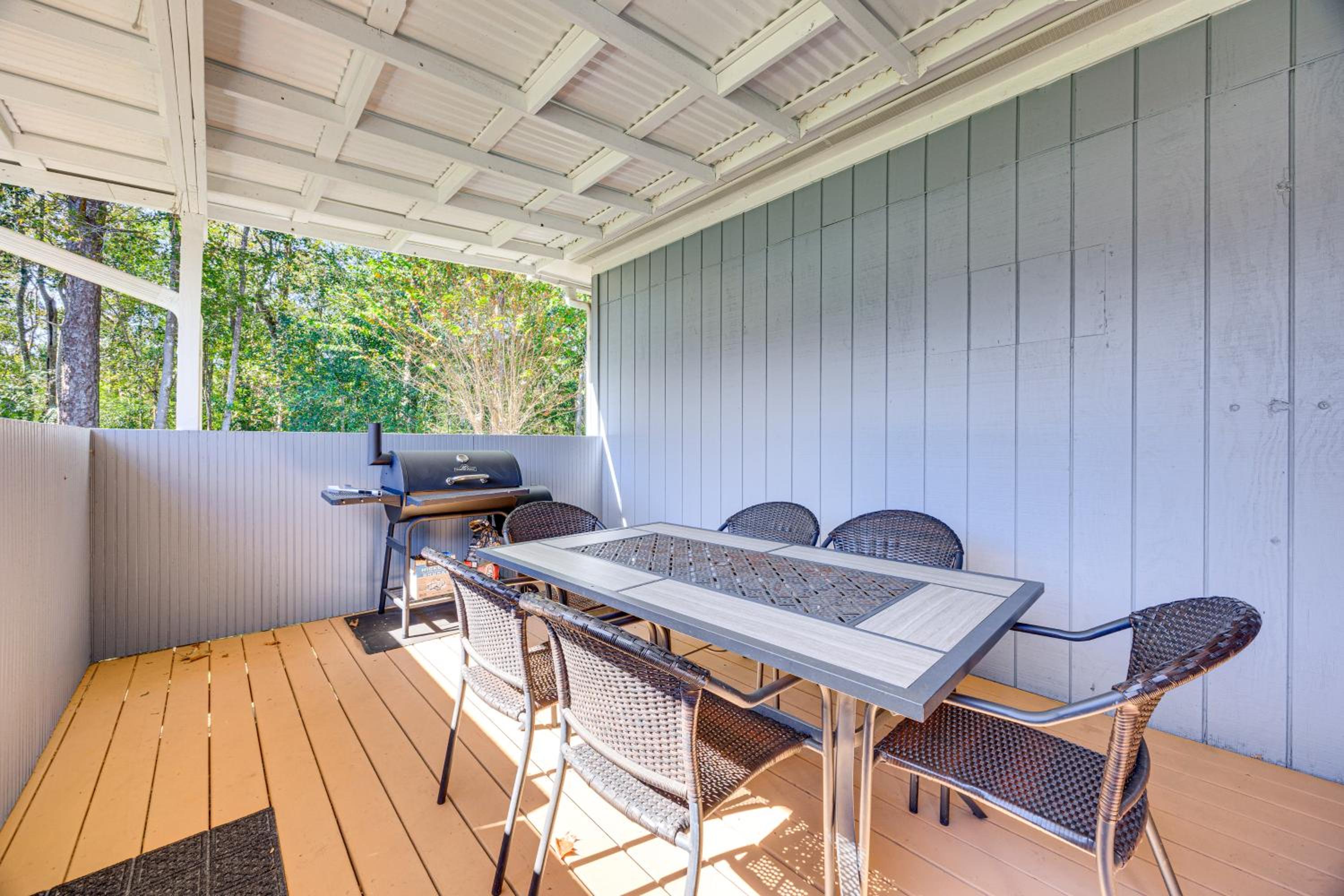 Covered Deck, Large Yard! Pet-Friendly Jax Escape!