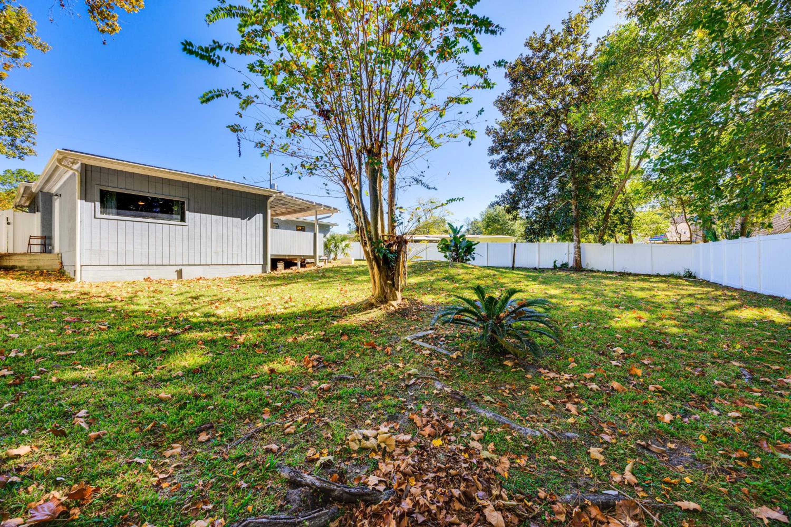 Covered Deck, Large Yard! Pet-Friendly Jax Escape!