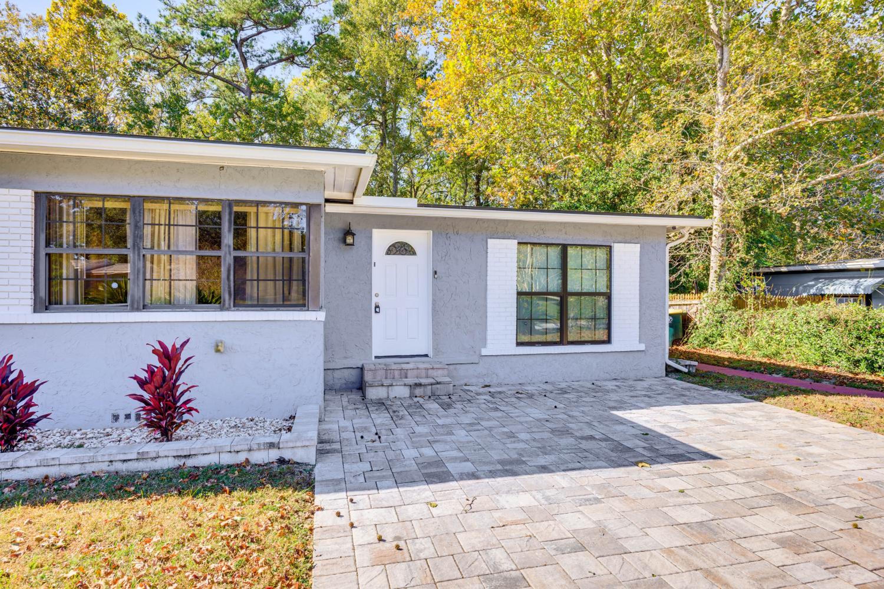 Covered Deck, Large Yard! Pet-Friendly Jax Escape!