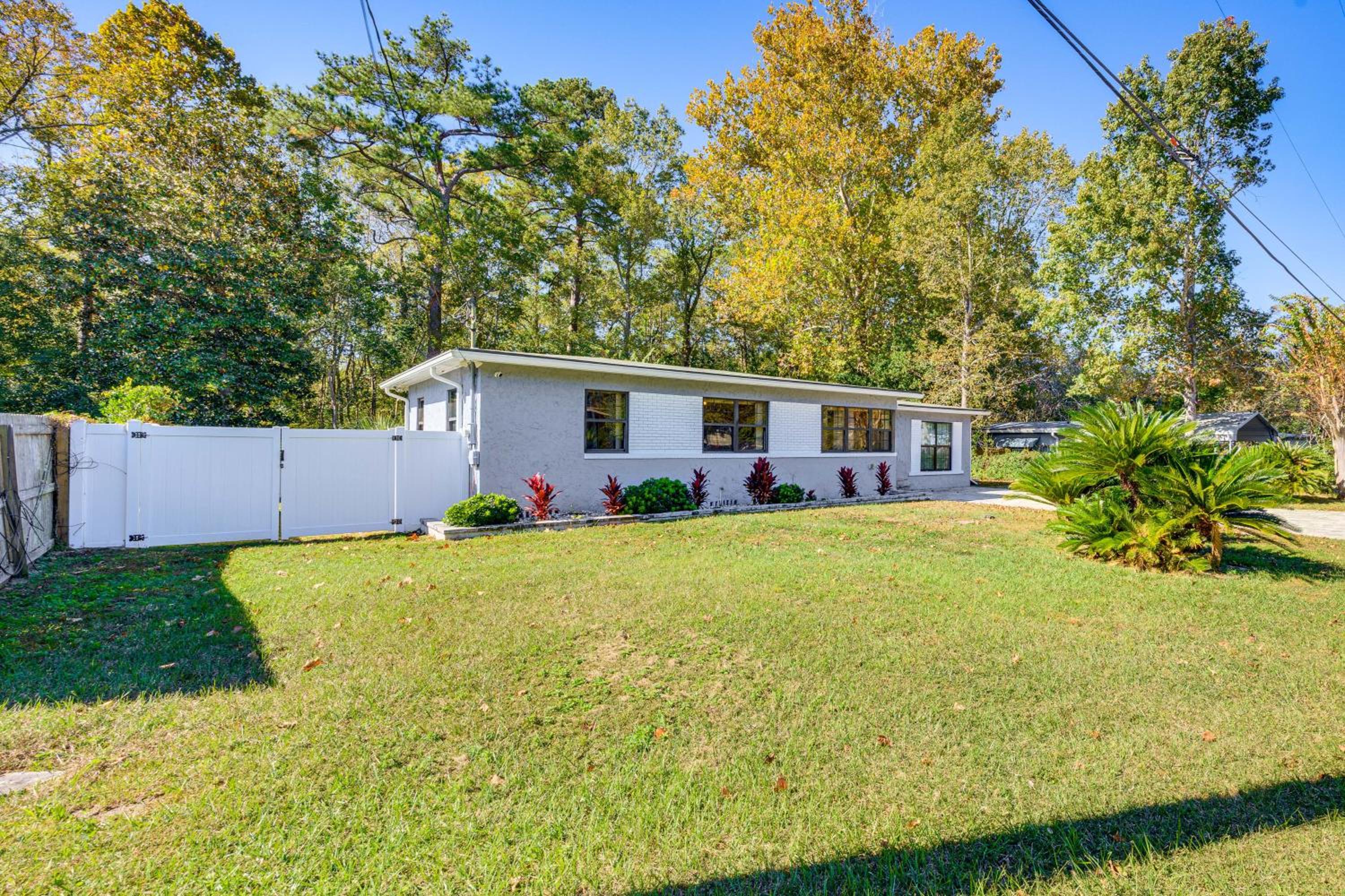 Covered Deck, Large Yard! Pet-Friendly Jax Escape!
