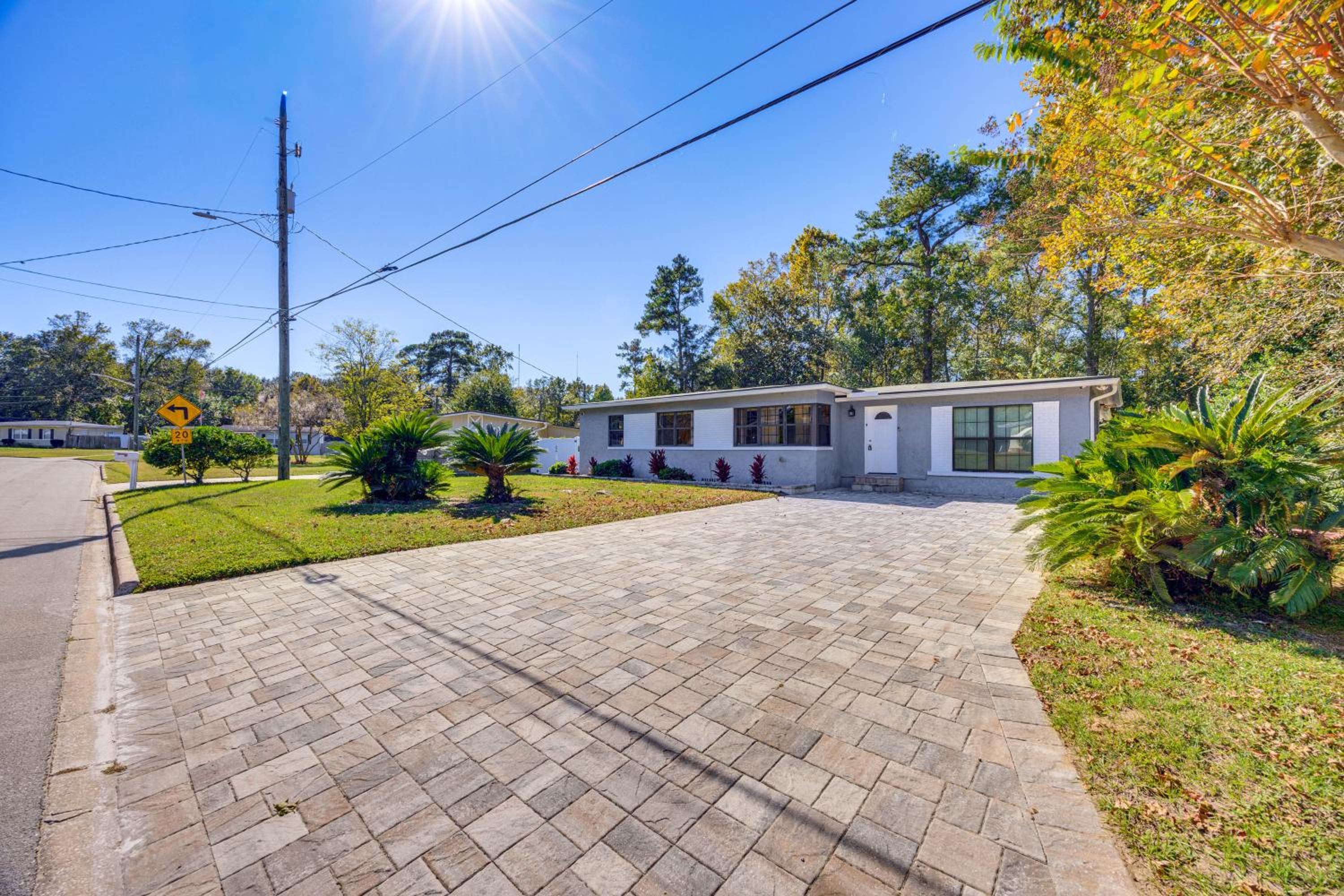 Covered Deck, Large Yard! Pet-Friendly Jax Escape!
