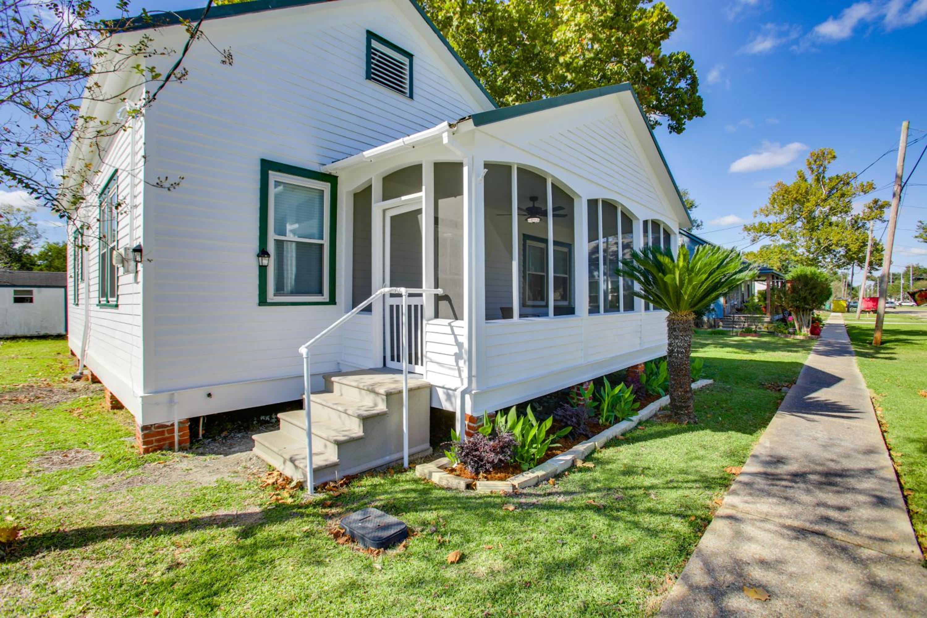 Cajun Country Getaway! Historic Lutcher Bungalow