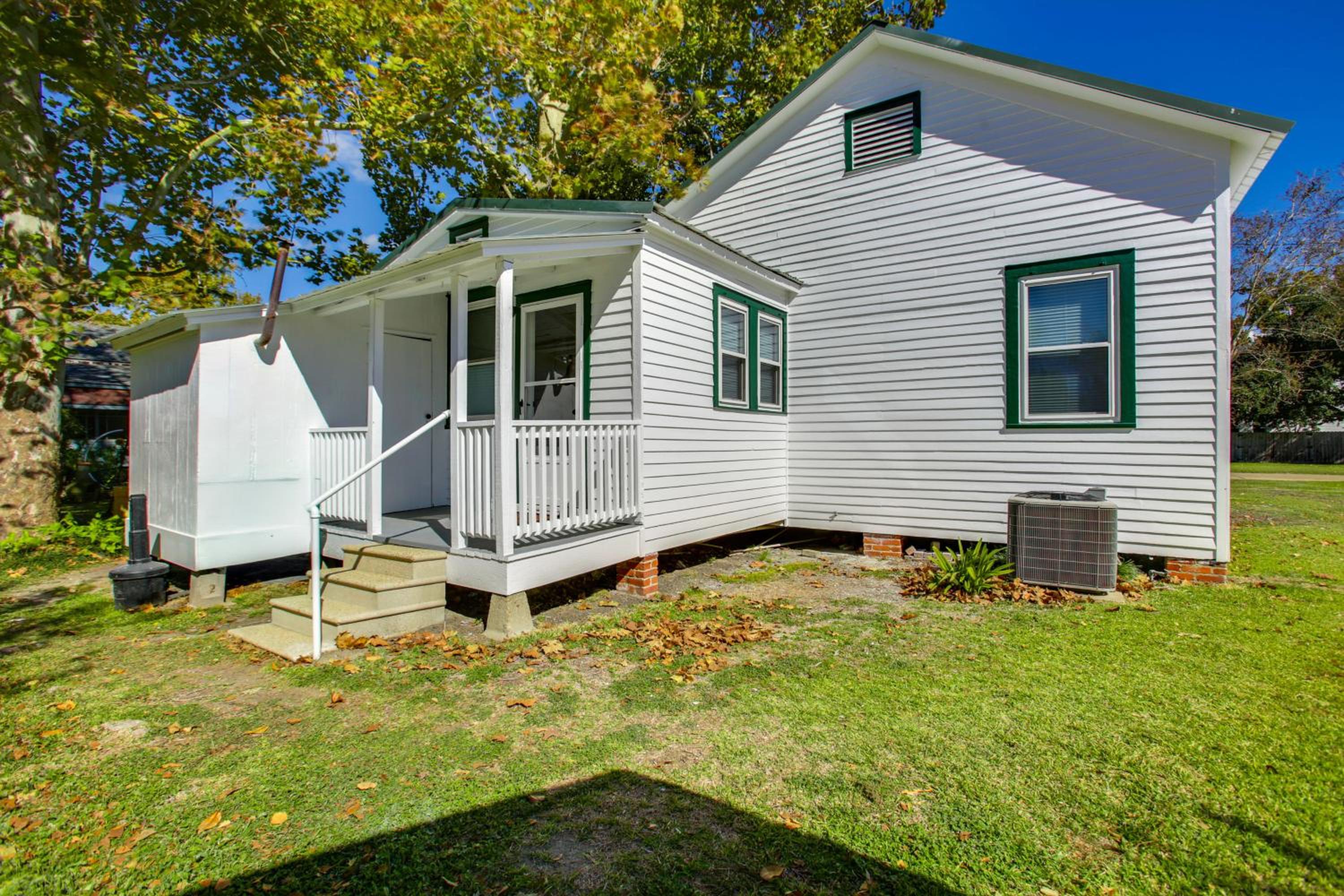 Cajun Country Getaway! Historic Lutcher Bungalow