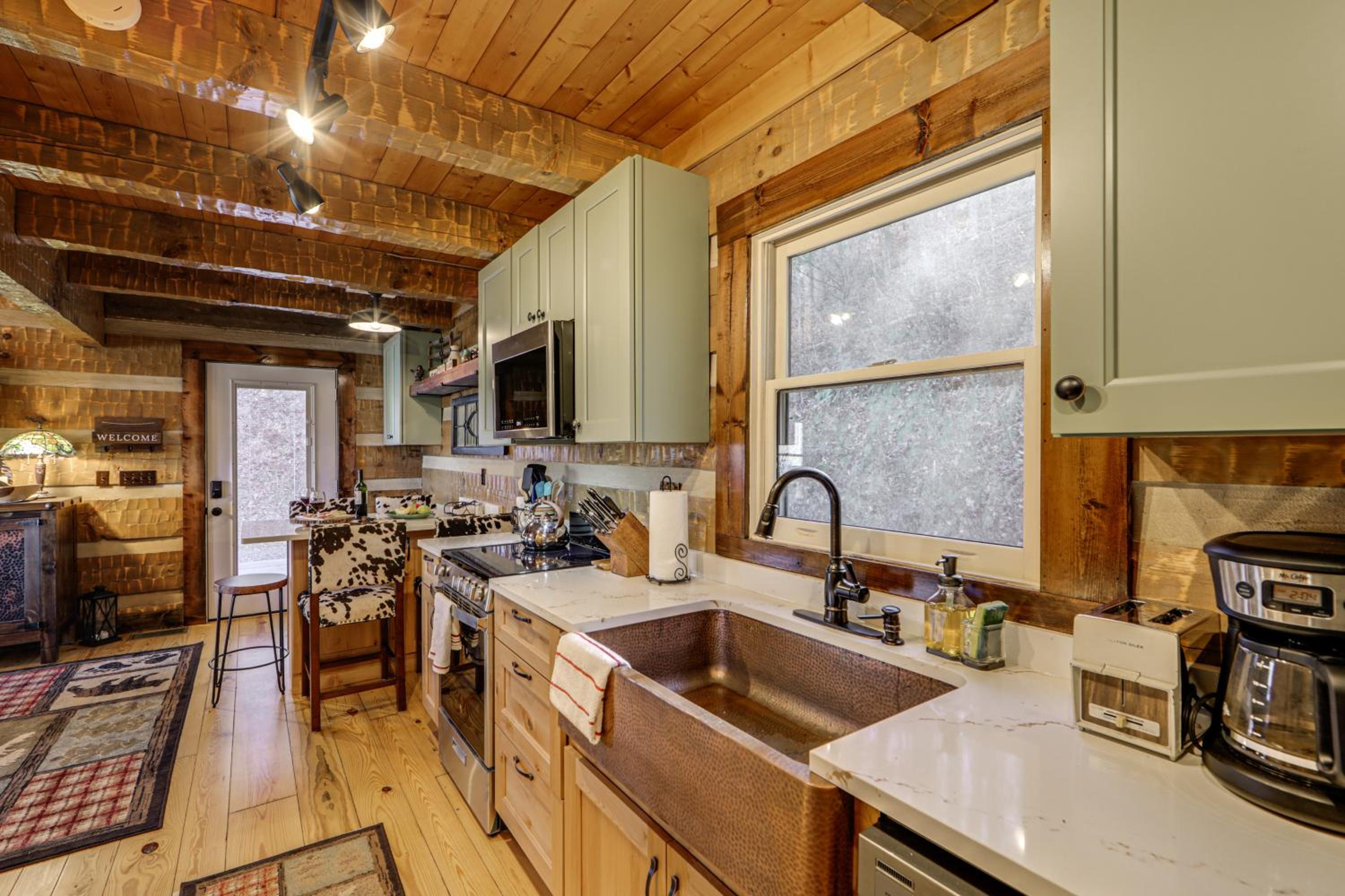 Hot Tub Haven! Mtn-View Home 13 Mi to Bryson City!