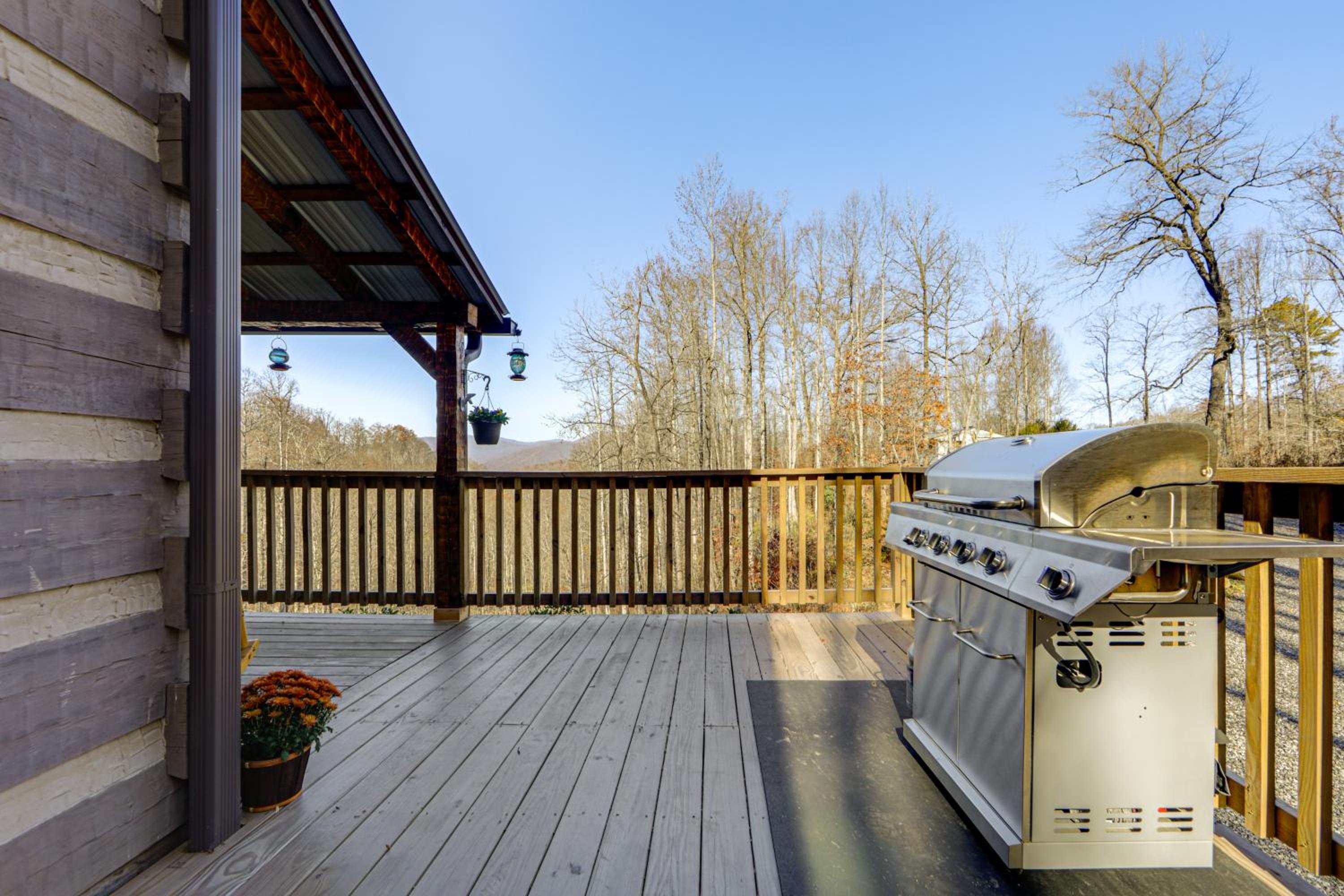 Hot Tub Haven! Mtn-View Home 13 Mi to Bryson City!