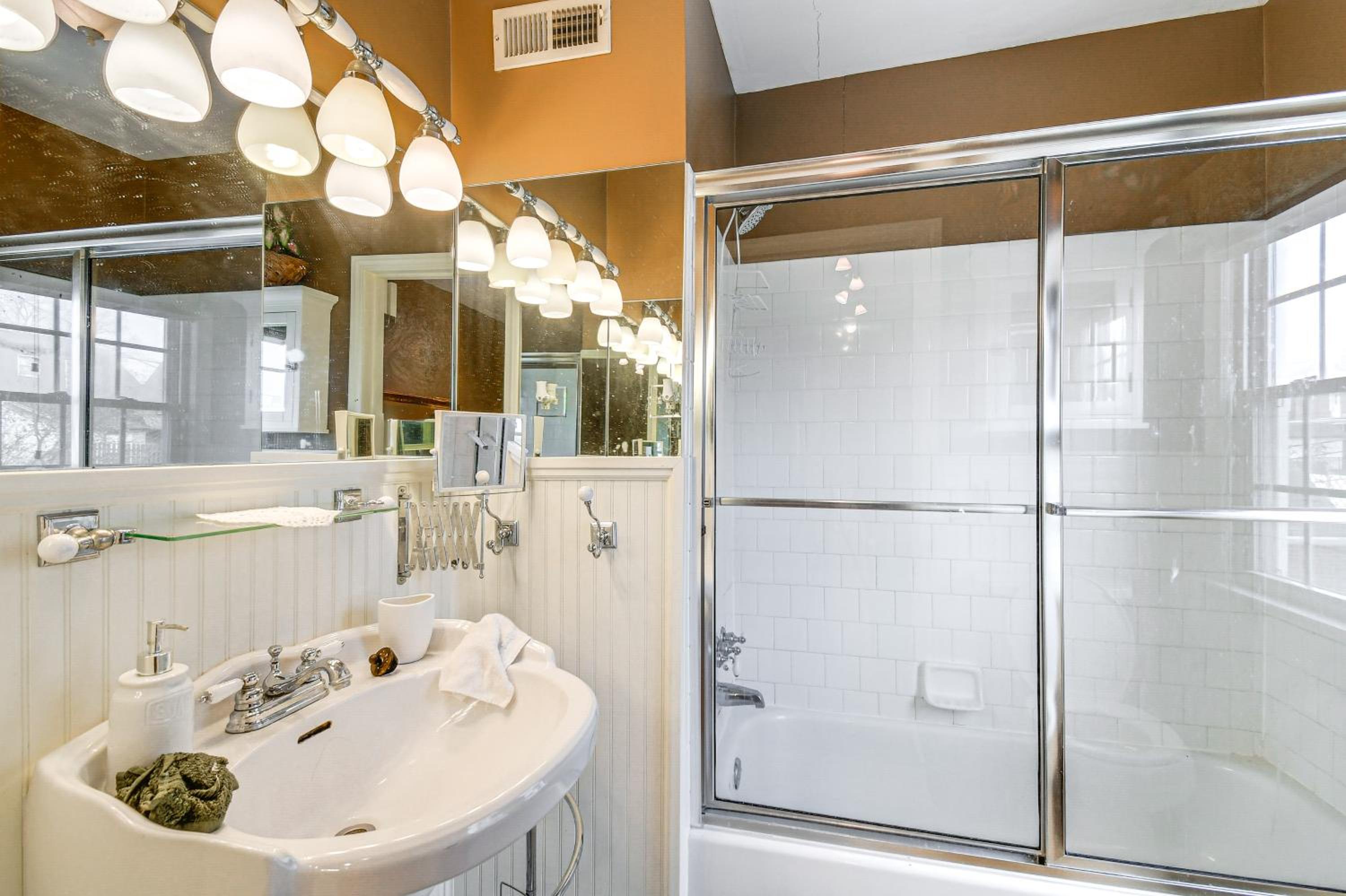 Monthly Stay Special! Cozy Cottage in Huntington