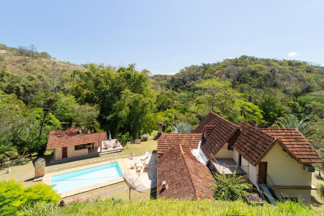 Sitio Rodeado de Verde c Piscina e Churrasqueira