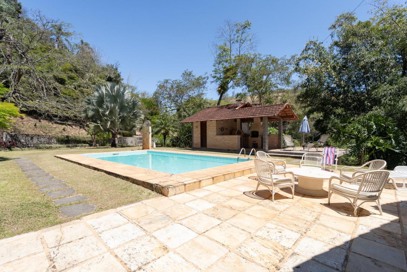 Sitio Rodeado de Verde c Piscina e Churrasqueira