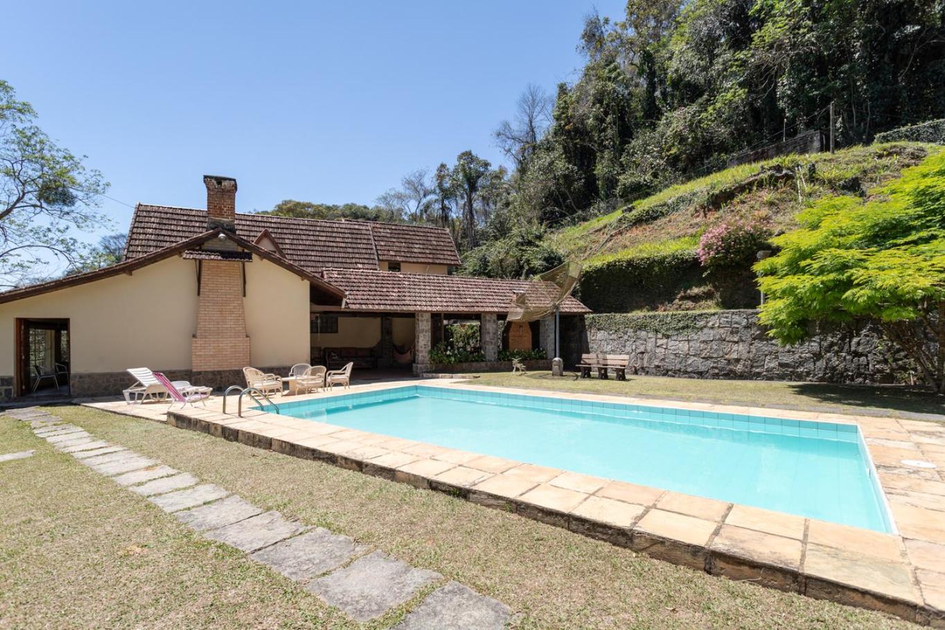 Sitio Rodeado de Verde c Piscina e Churrasqueira