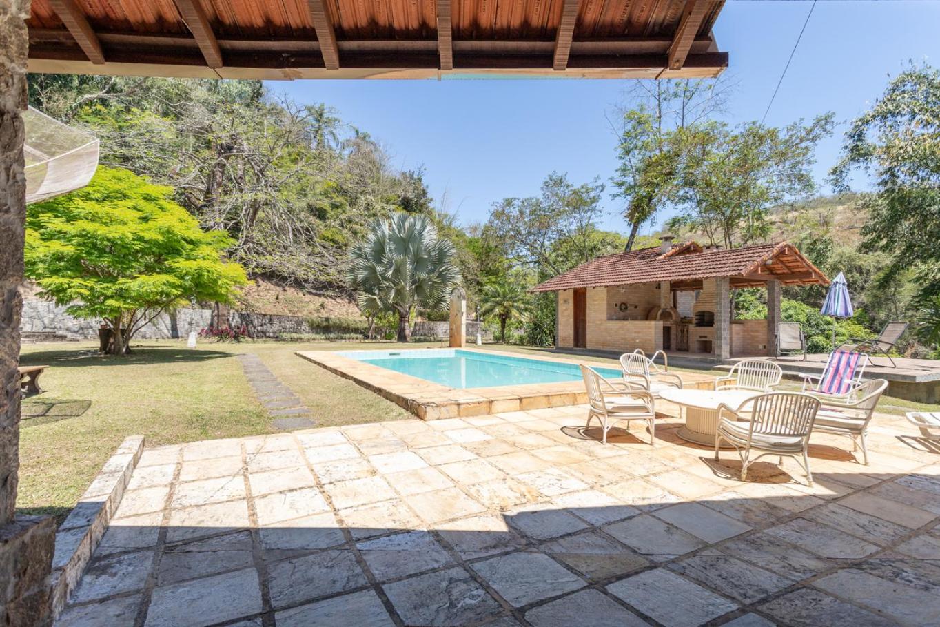 Sitio Rodeado de Verde c Piscina e Churrasqueira