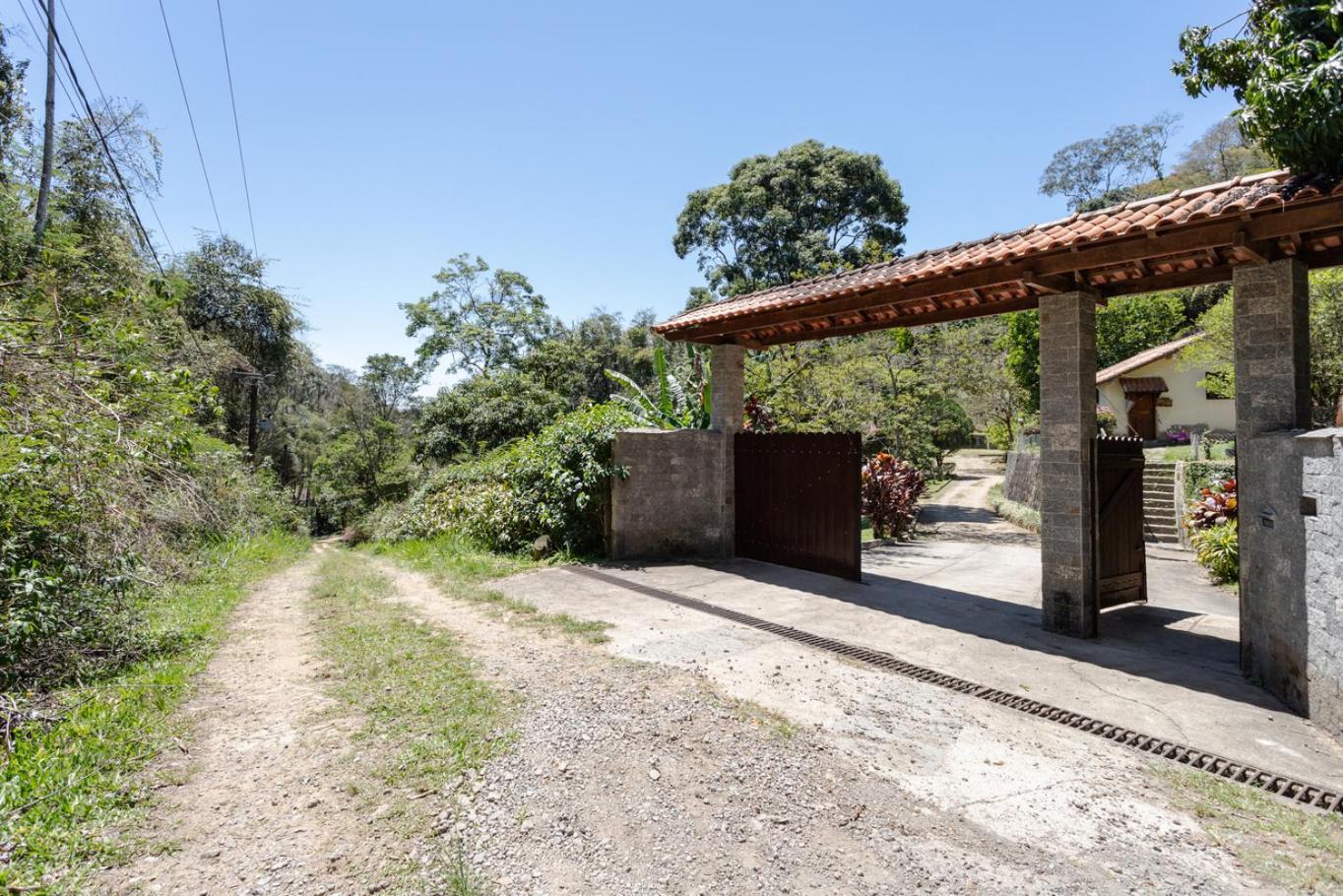 Sitio Rodeado de Verde c Piscina e Churrasqueira