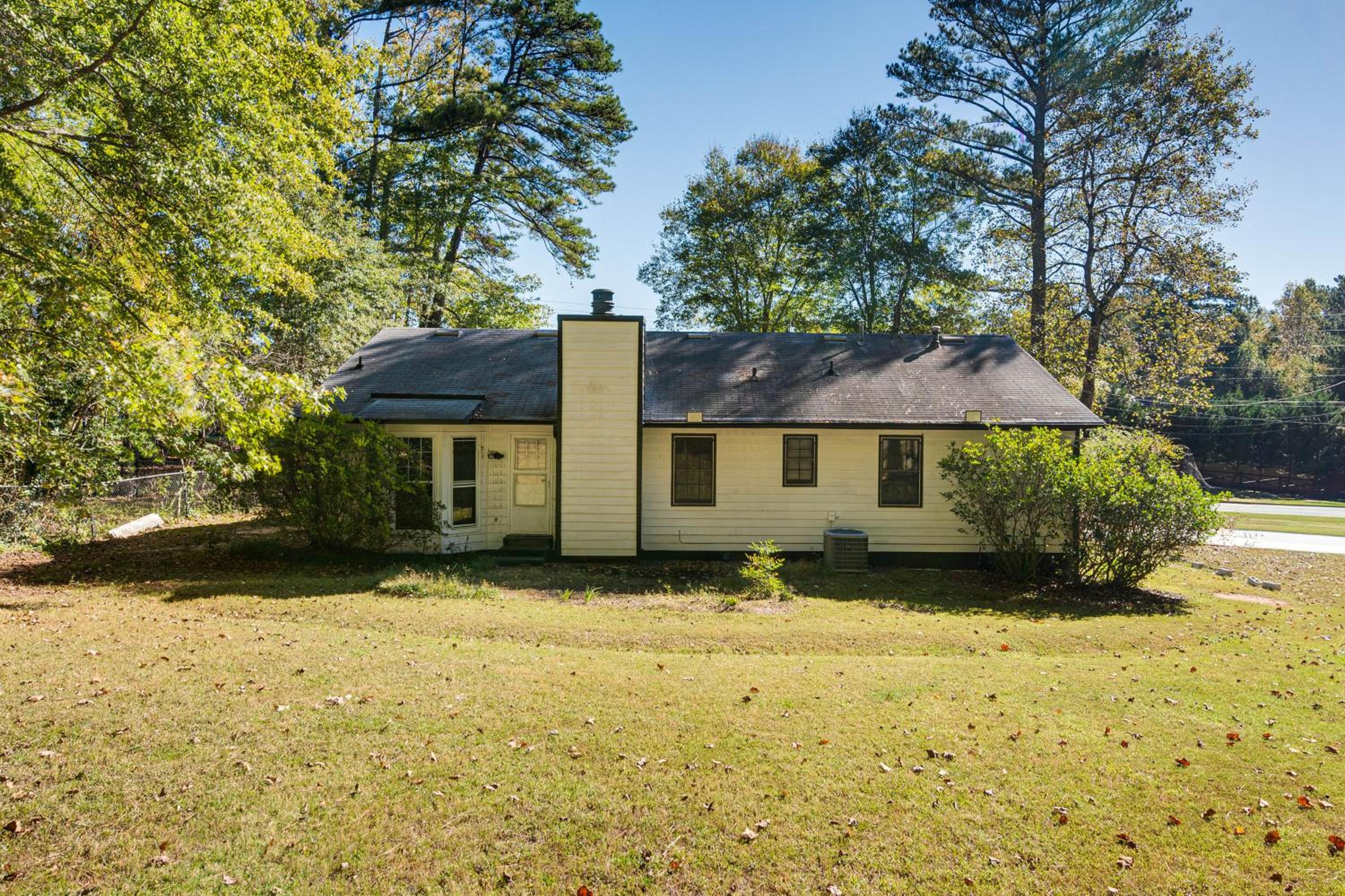 6 Mi to Marietta Square: Family Retreat w/ Yard!