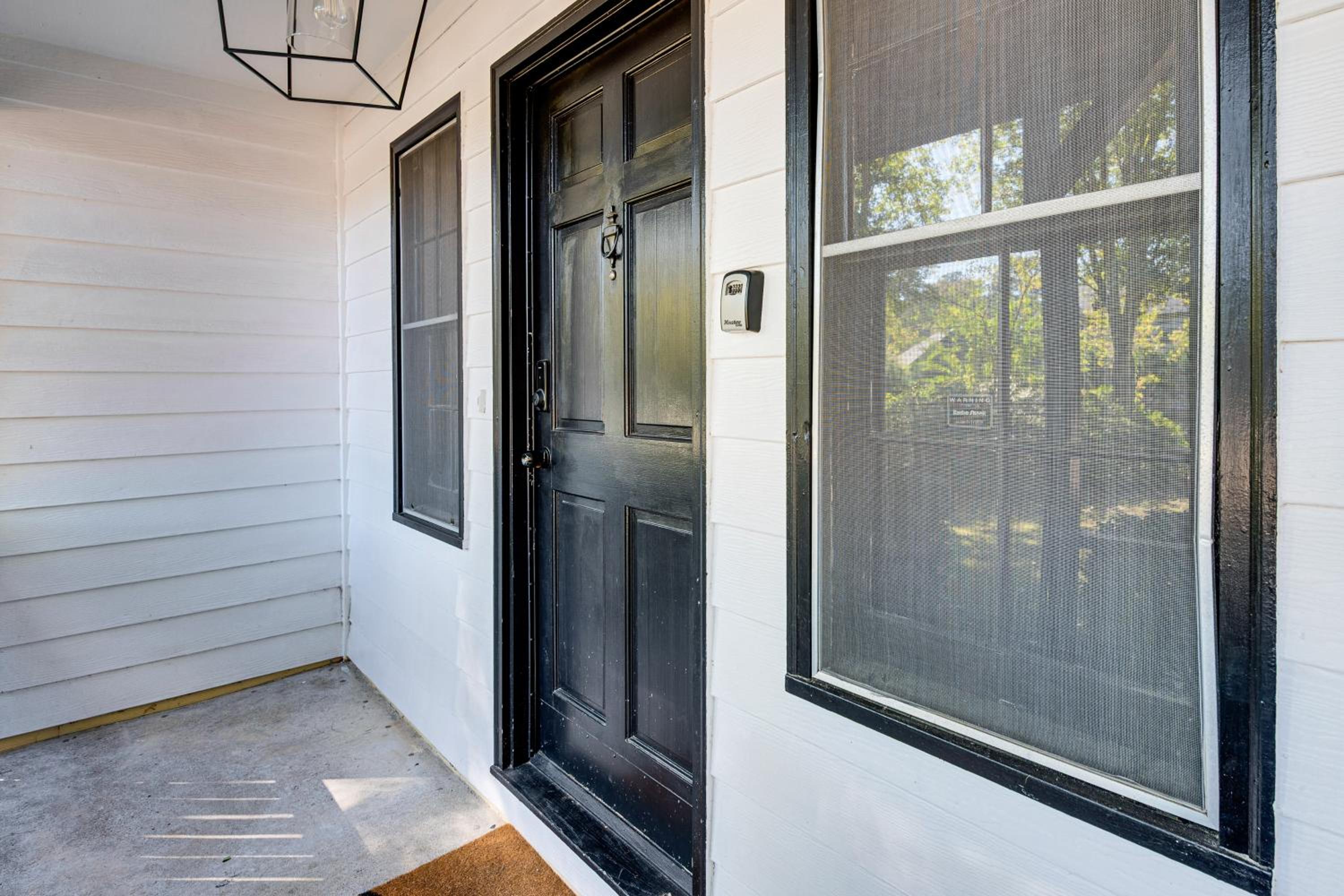 6 Mi to Marietta Square: Family Retreat w/ Yard!