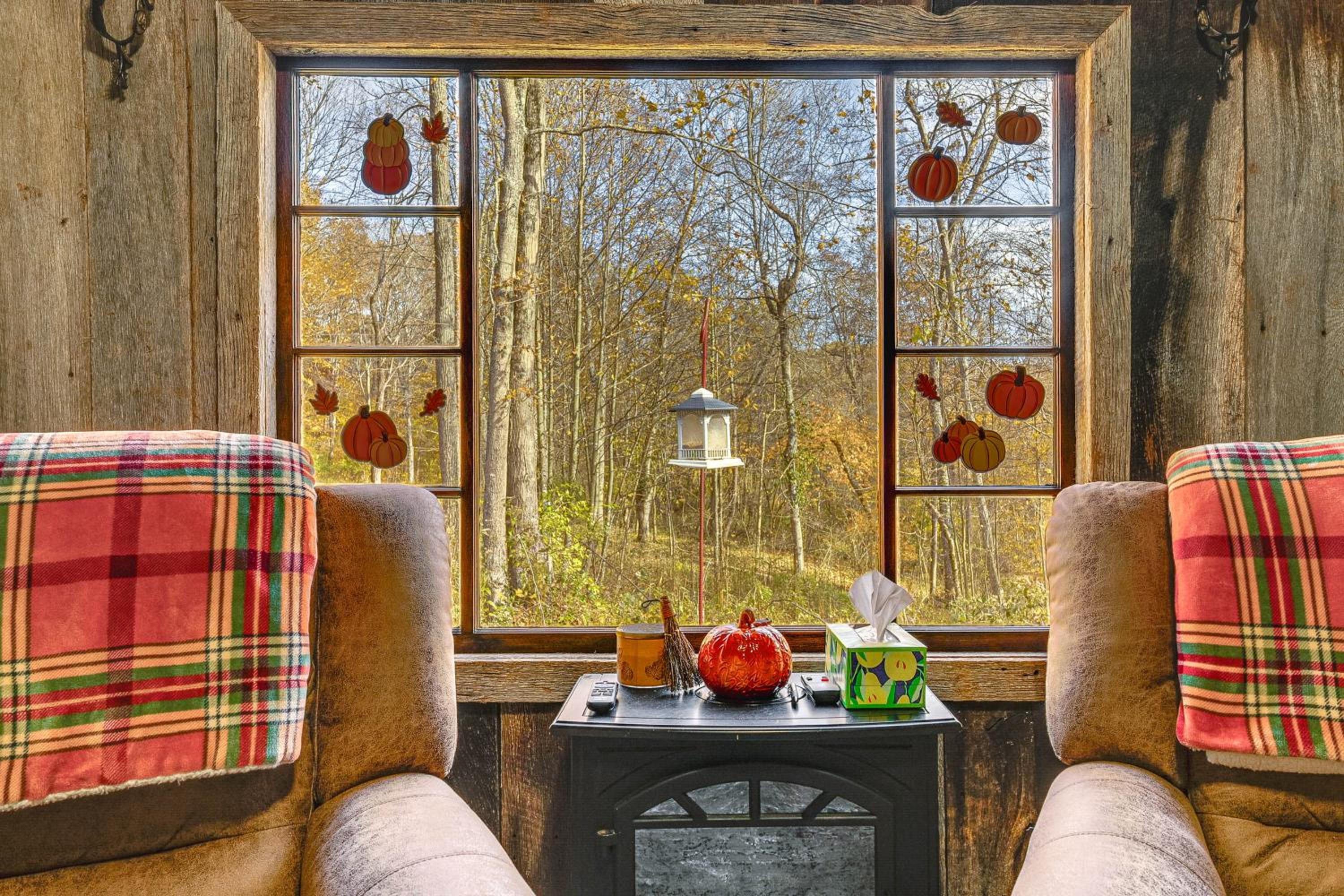 9 Mi to Hocking Hills SP Cabin with Private Hot Tub