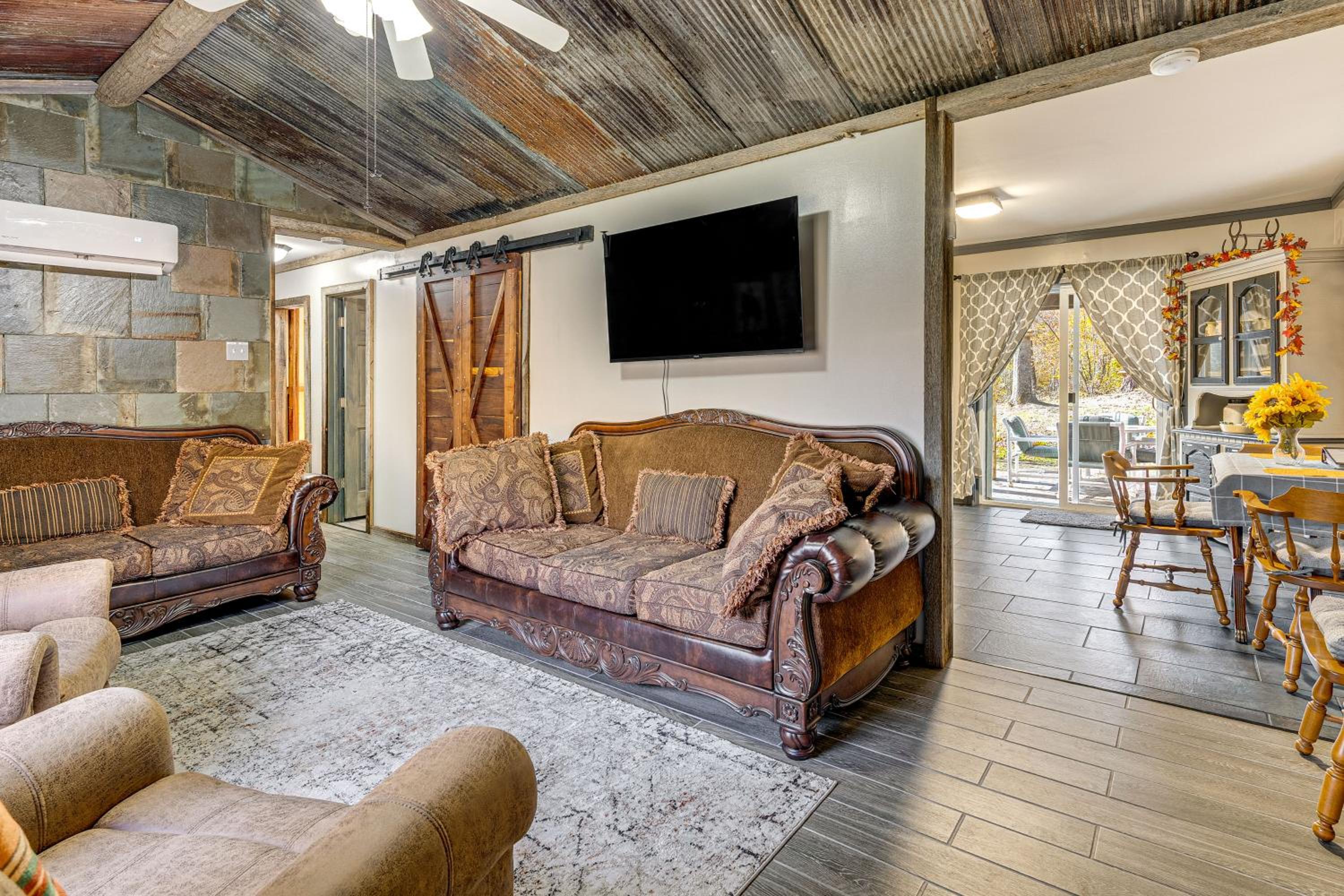 9 Mi to Hocking Hills SP Cabin with Private Hot Tub