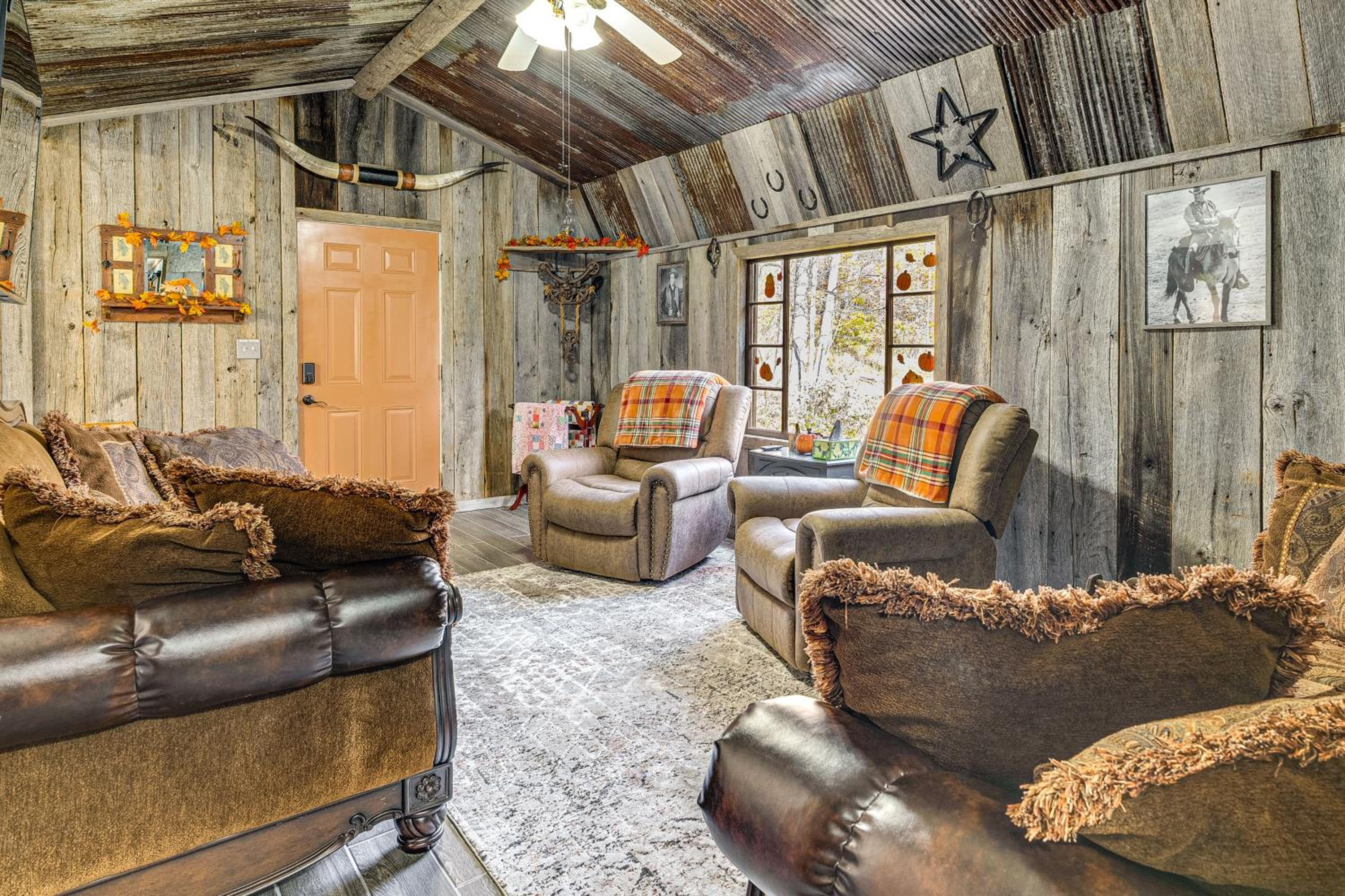 9 Mi to Hocking Hills SP Cabin with Private Hot Tub