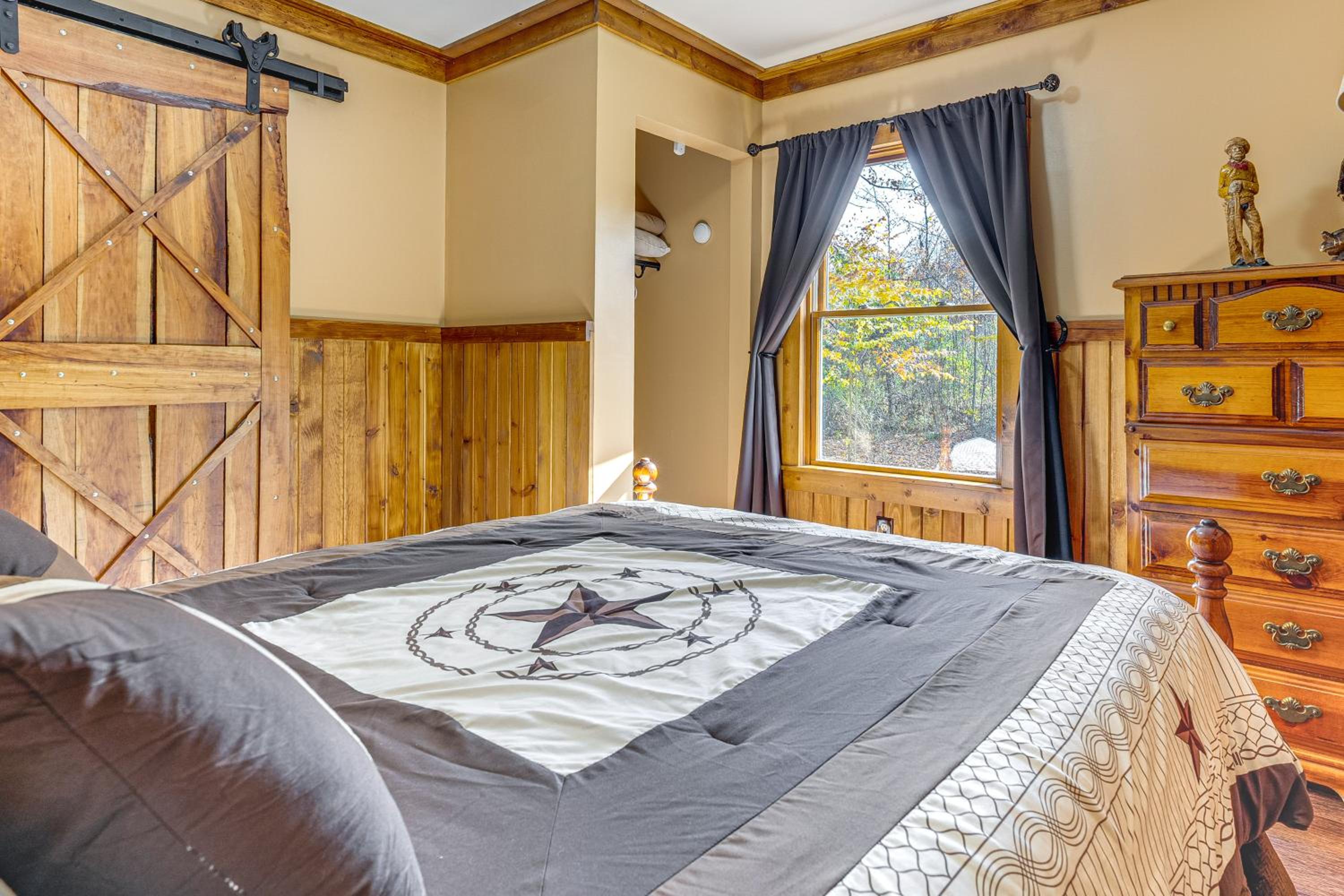 9 Mi to Hocking Hills SP Cabin with Private Hot Tub
