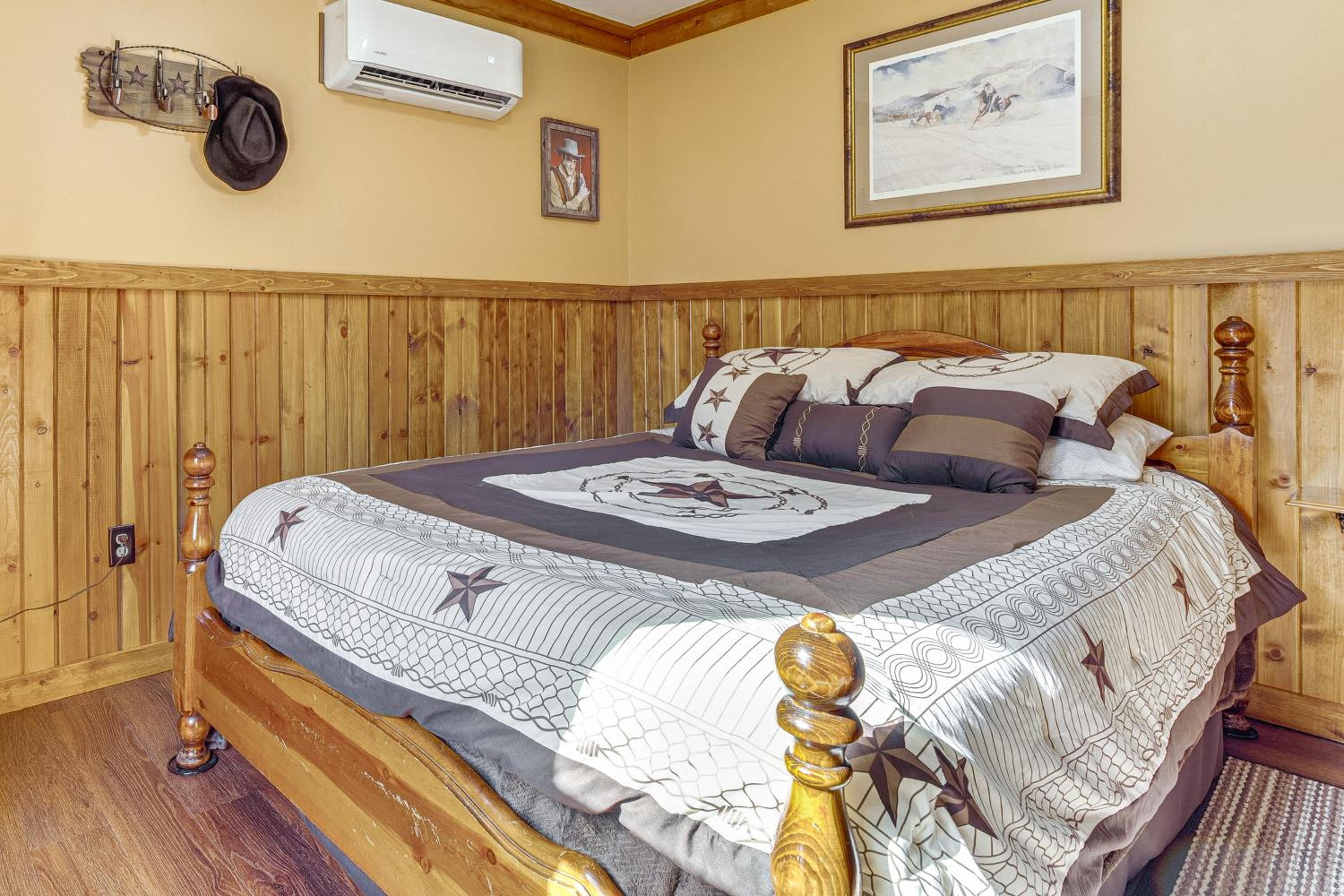 9 Mi to Hocking Hills SP Cabin with Private Hot Tub