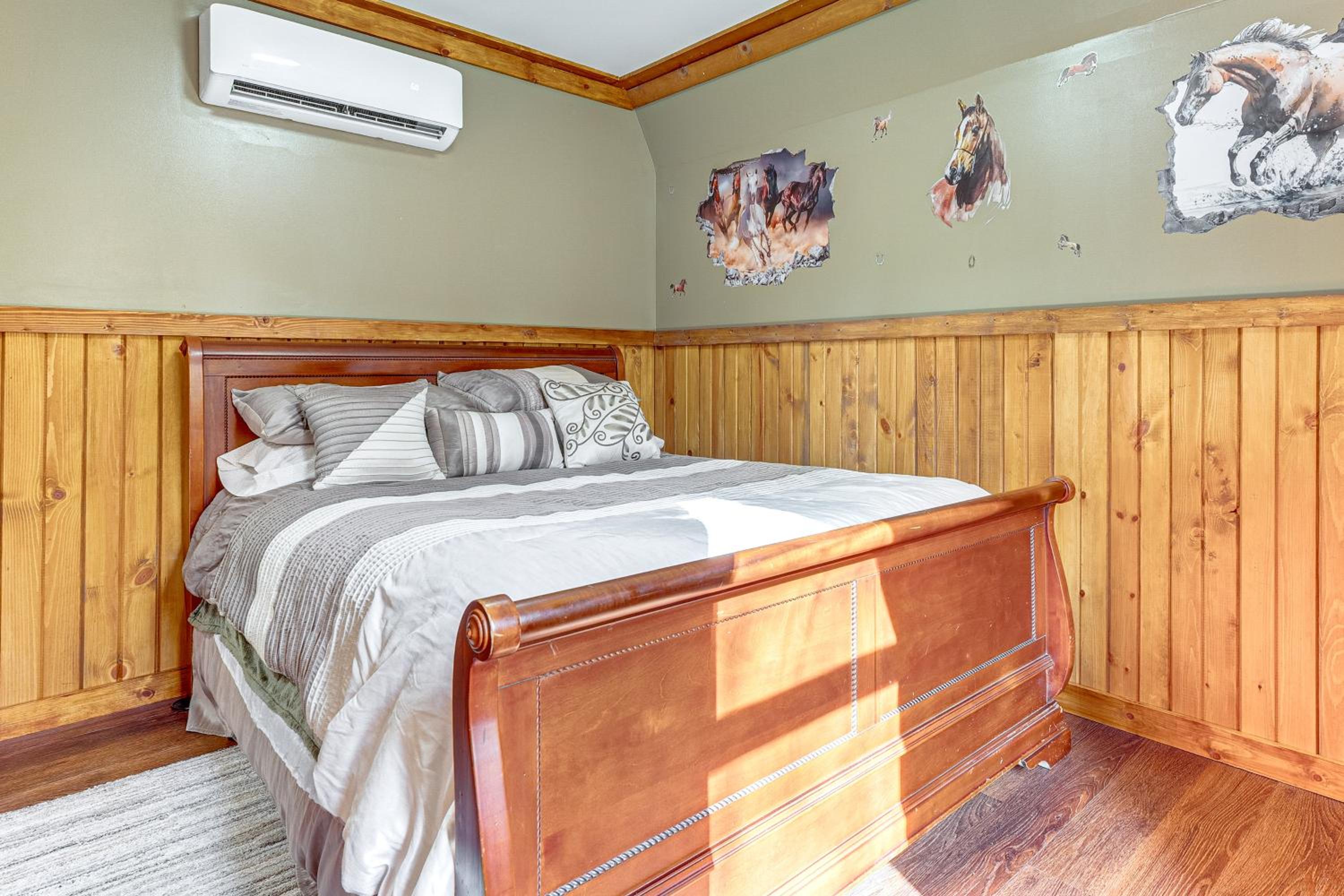 9 Mi to Hocking Hills SP Cabin with Private Hot Tub