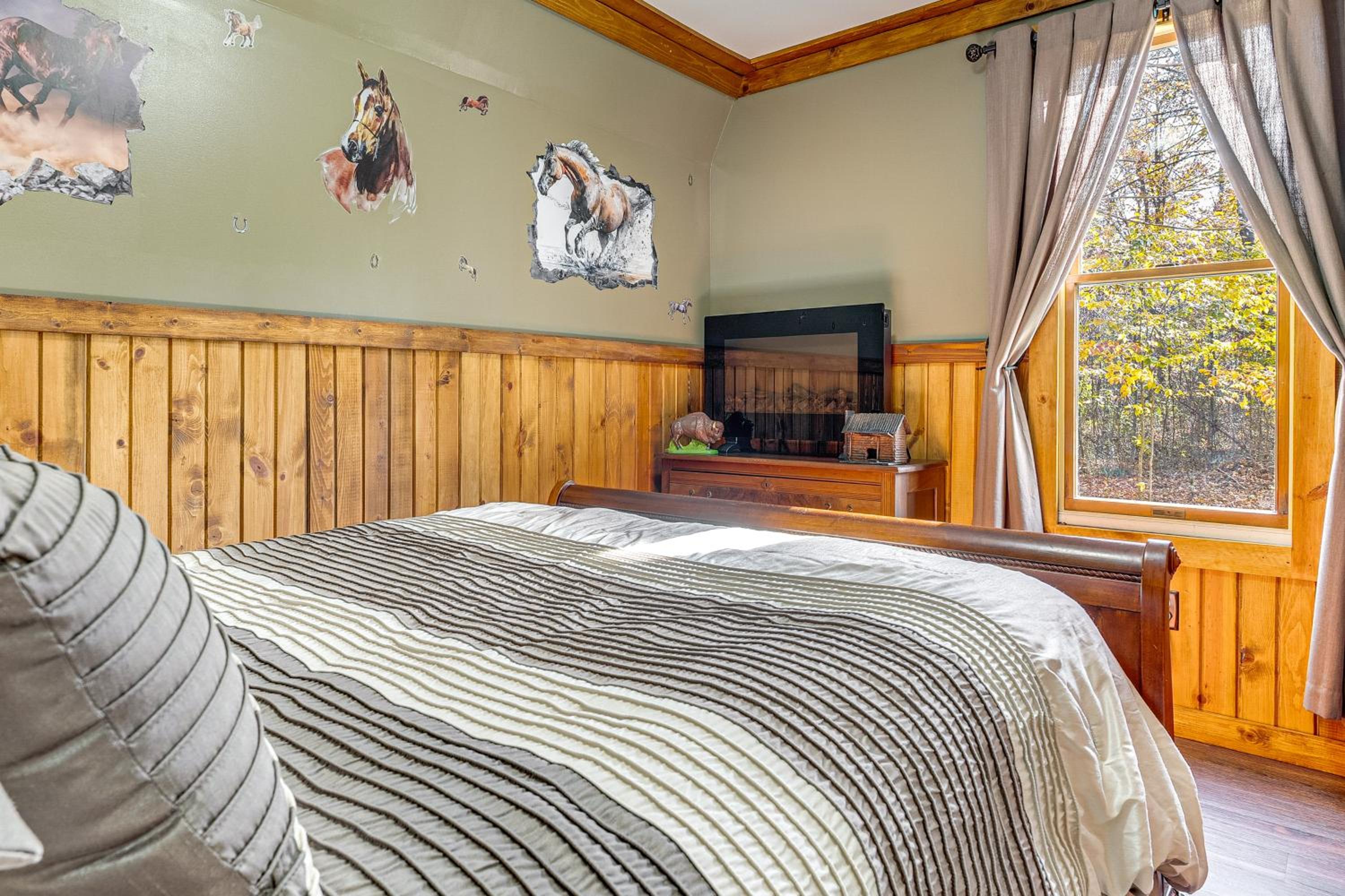 9 Mi to Hocking Hills SP Cabin with Private Hot Tub