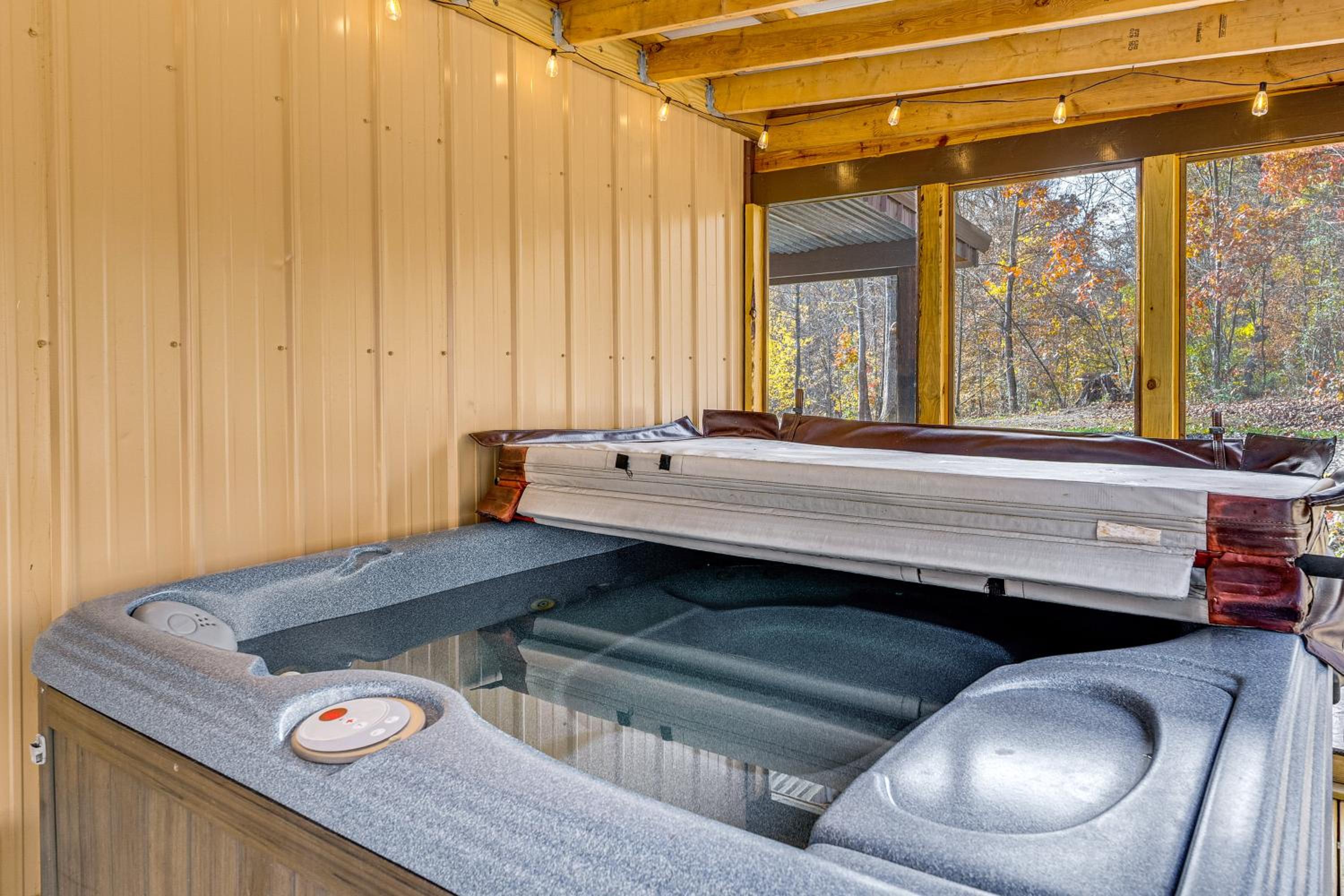 9 Mi to Hocking Hills SP Cabin with Private Hot Tub