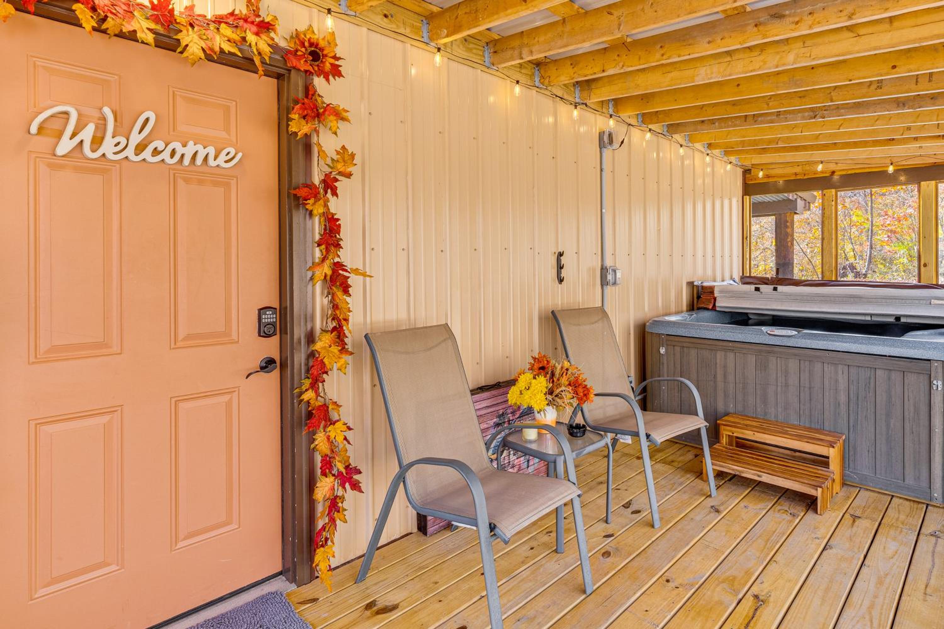 9 Mi to Hocking Hills SP Cabin with Private Hot Tub