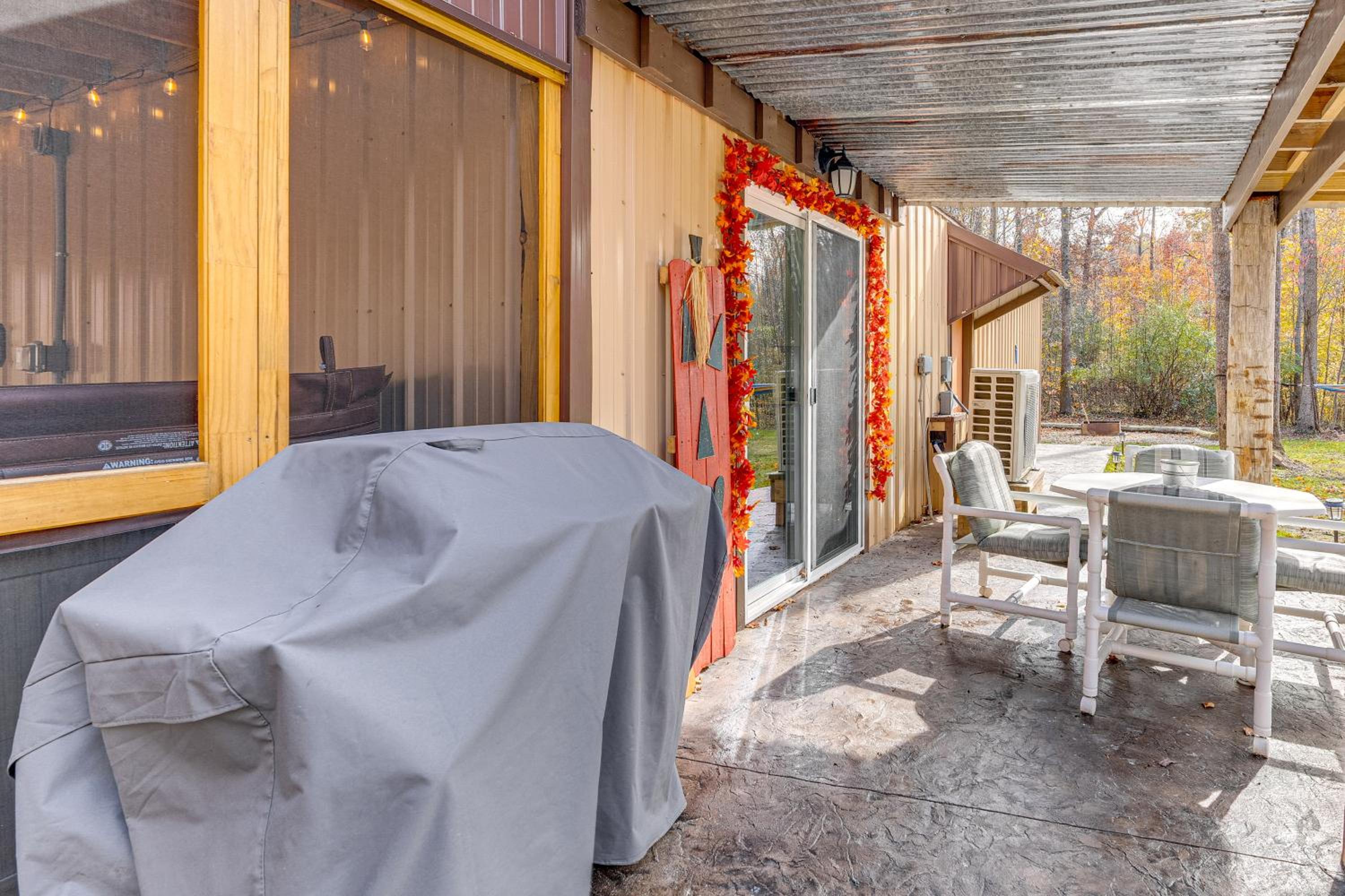 9 Mi to Hocking Hills SP Cabin with Private Hot Tub