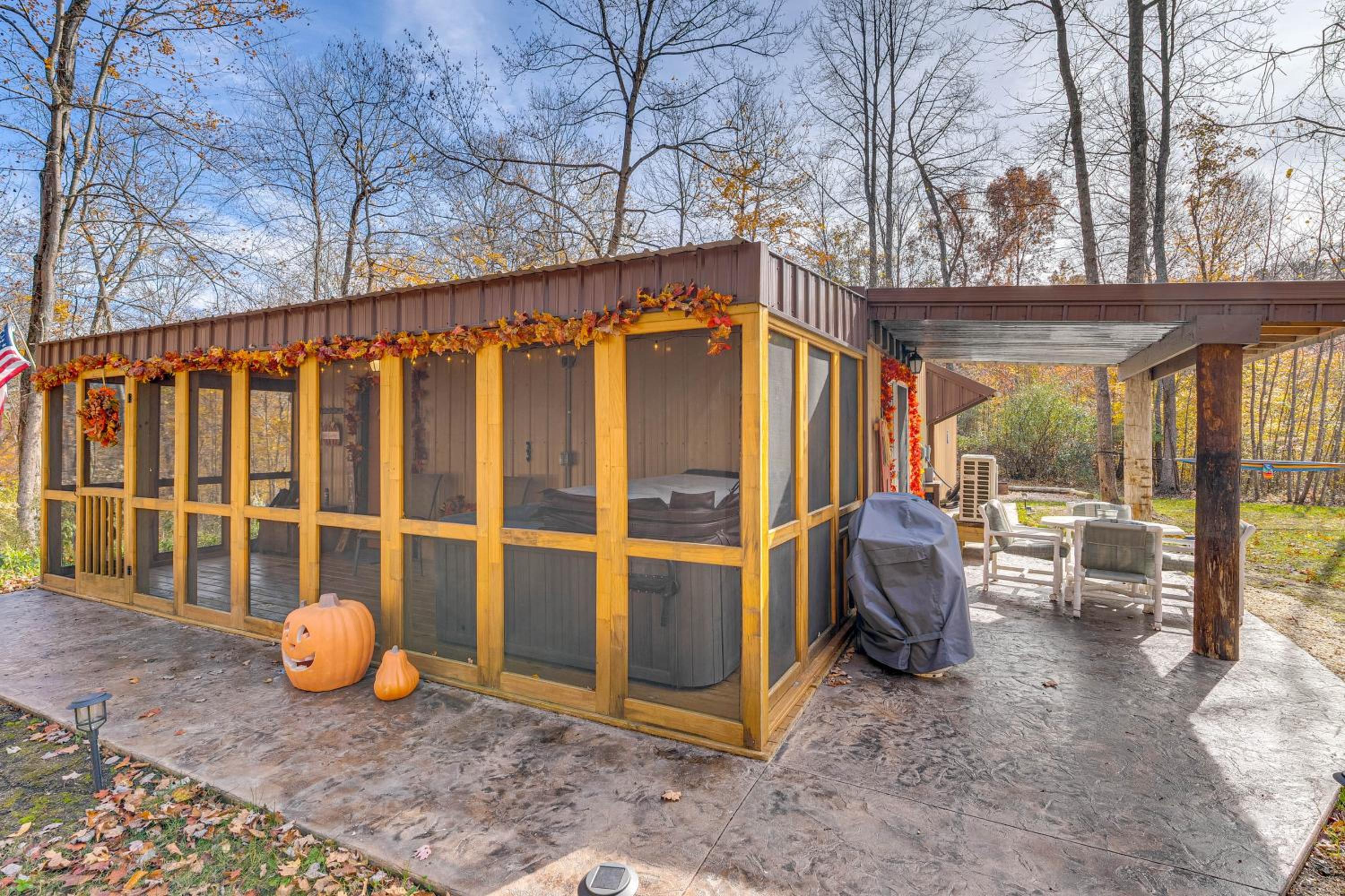 9 Mi to Hocking Hills SP Cabin with Private Hot Tub