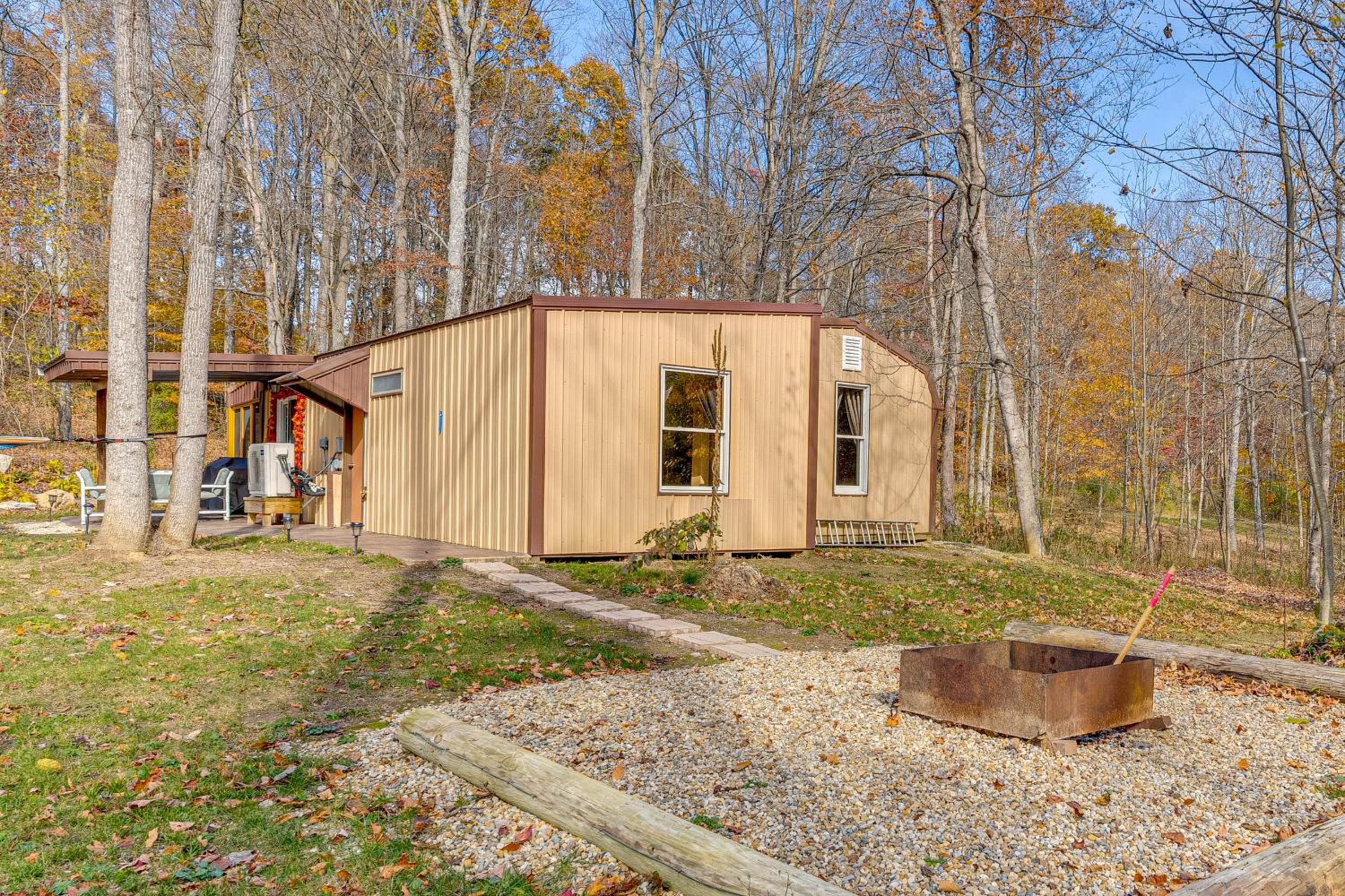 9 Mi to Hocking Hills SP Cabin with Private Hot Tub