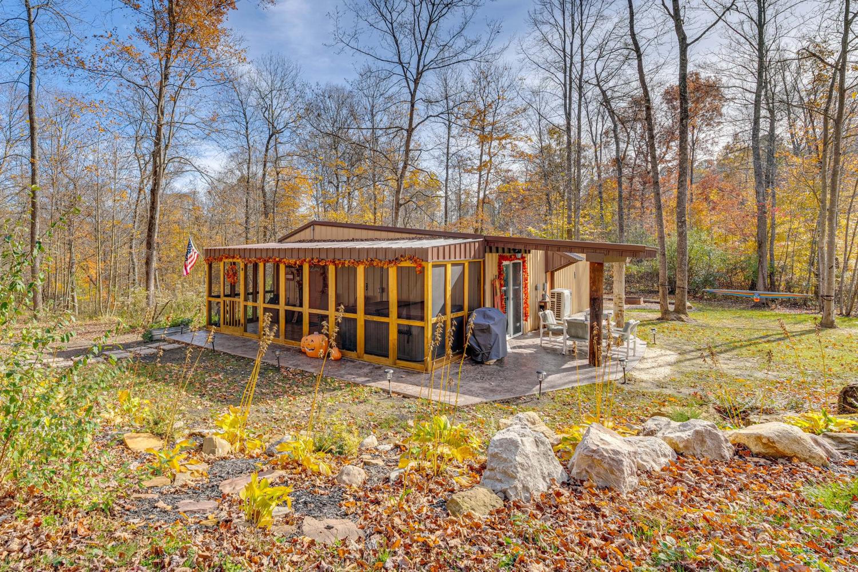 9 Mi to Hocking Hills SP Cabin with Private Hot Tub