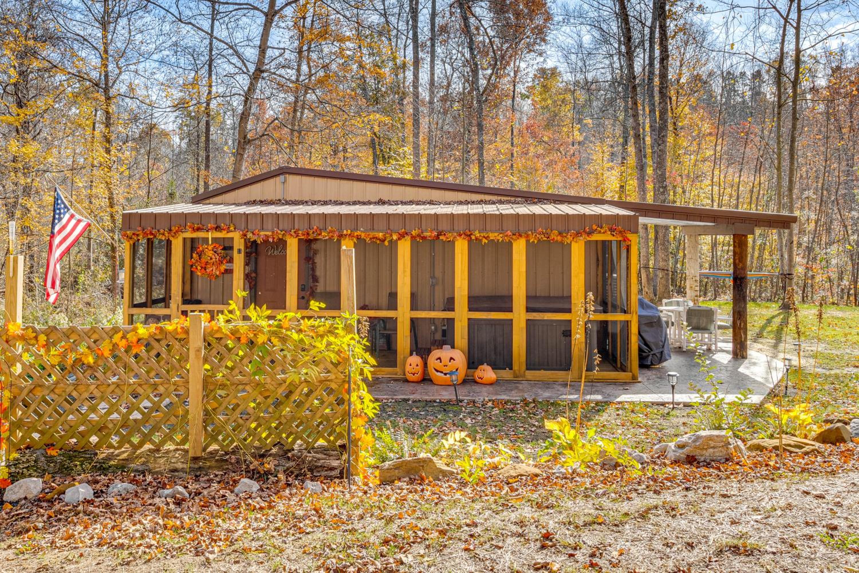 9 Mi to Hocking Hills SP Cabin with Private Hot Tub