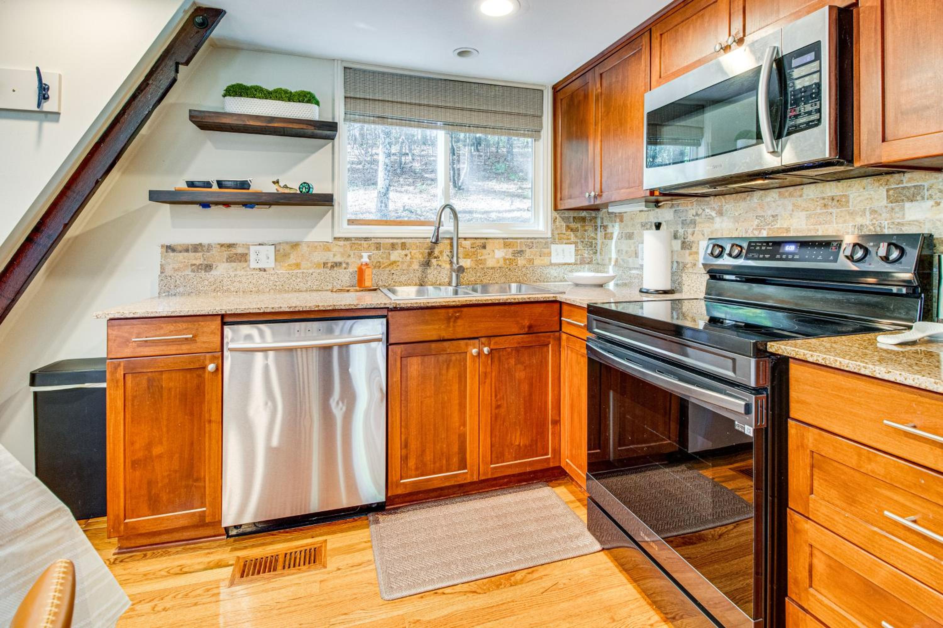 Fairfield Bay Home with Pool Access and Boat Slip