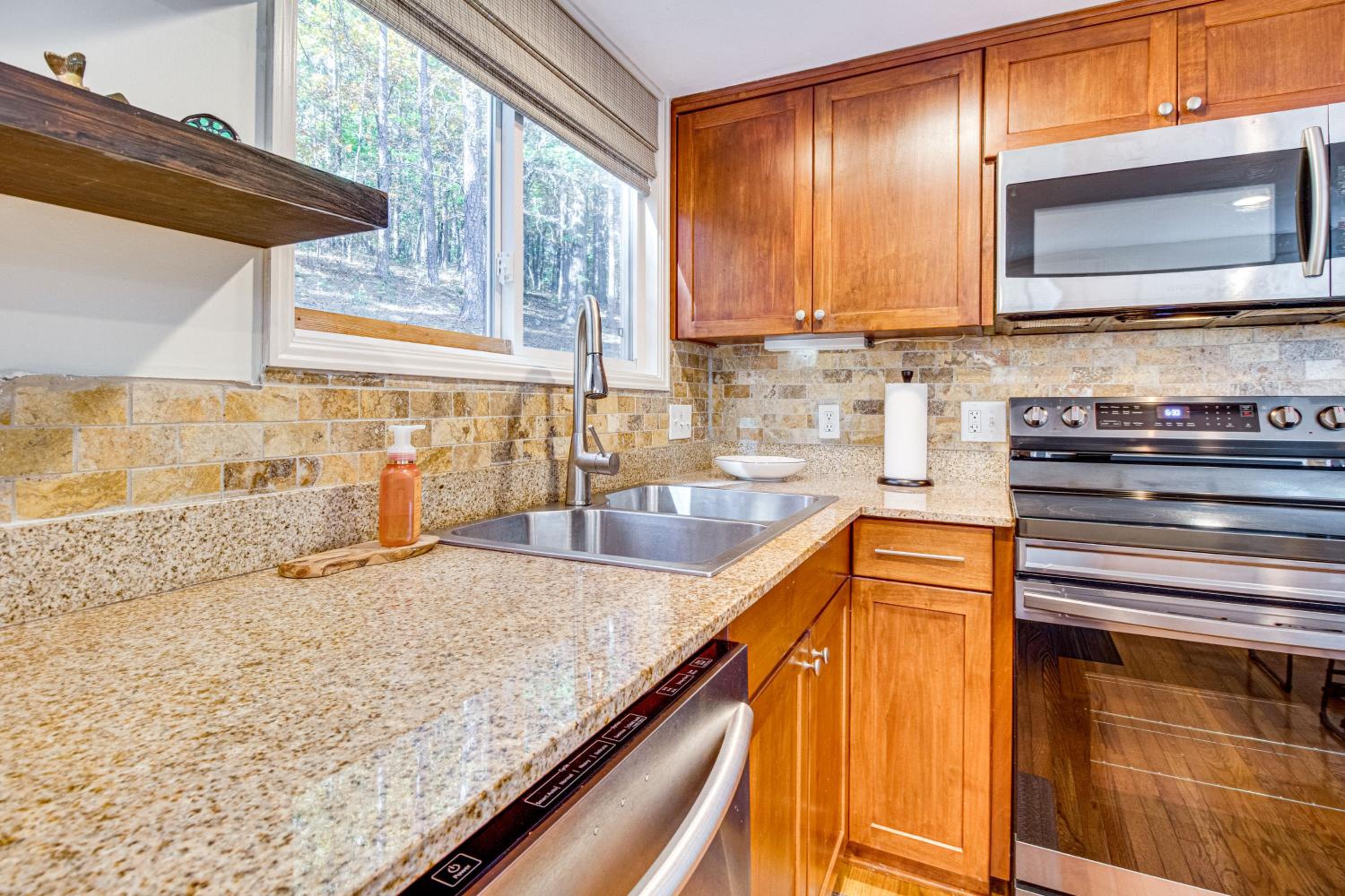 Fairfield Bay Home with Pool Access and Boat Slip
