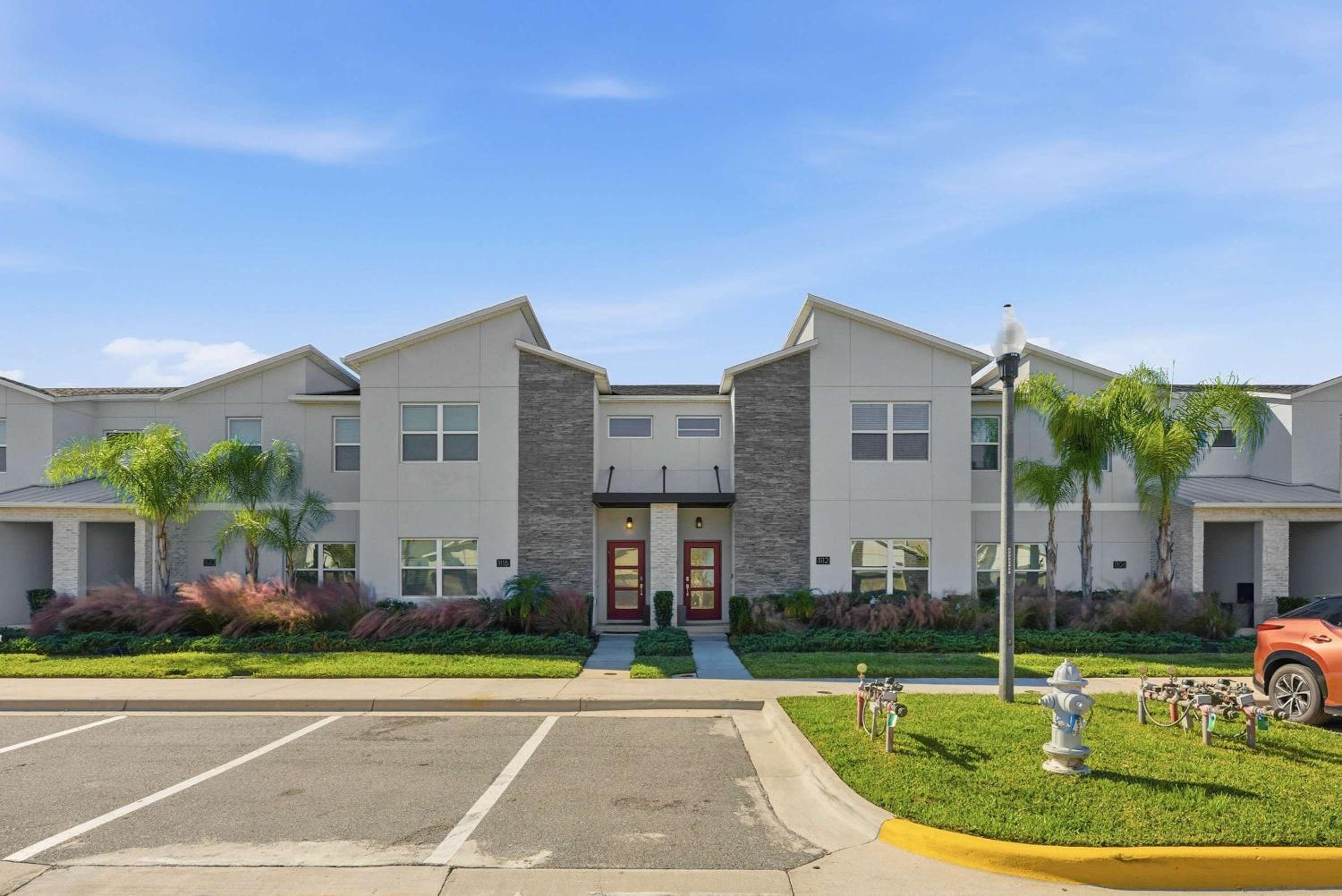 1112 Luxurious Champions Gate Family Townhouse with Private Pool & Theme Park Access