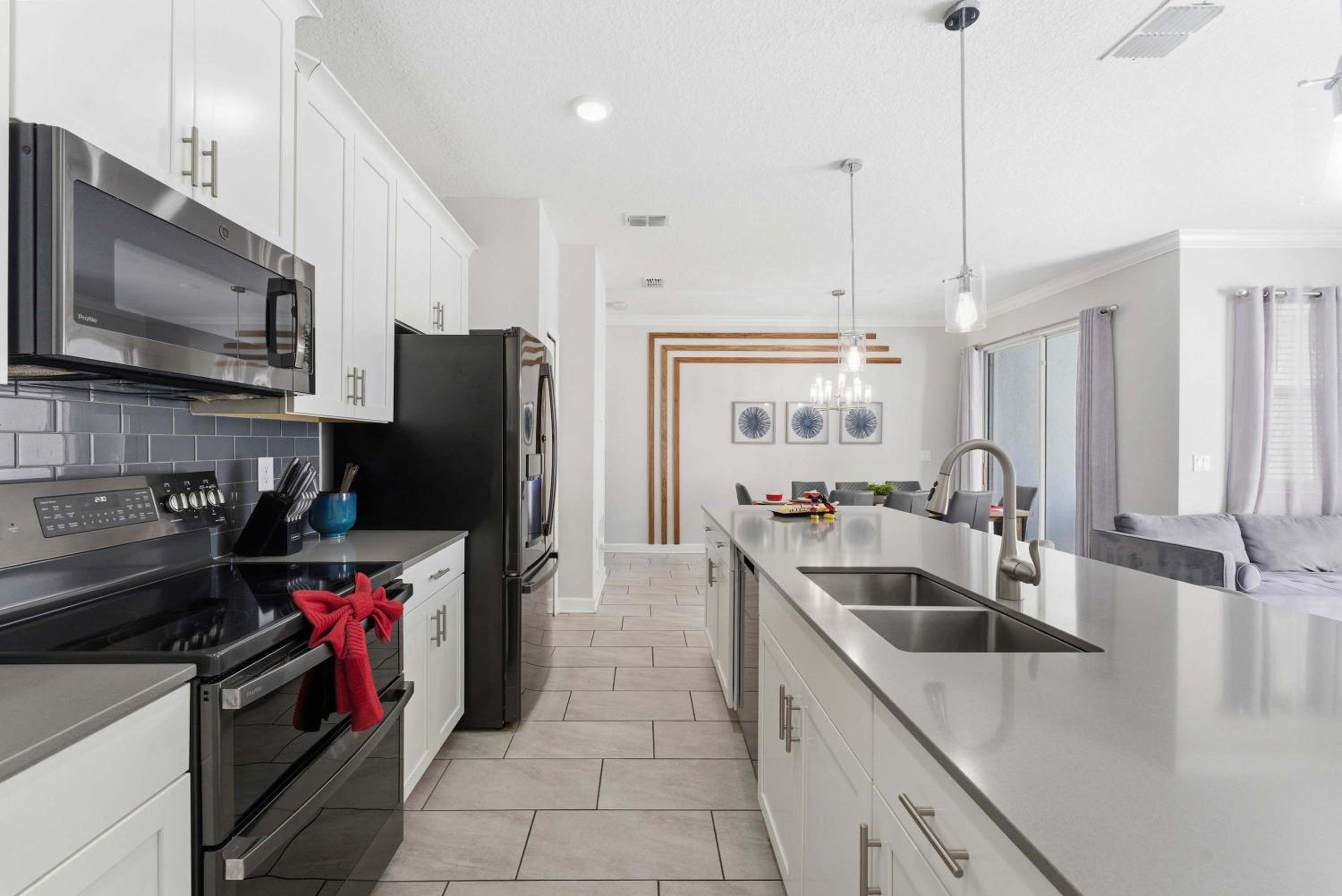 1112 Luxurious Champions Gate Family Townhouse with Private Pool & Theme Park Access