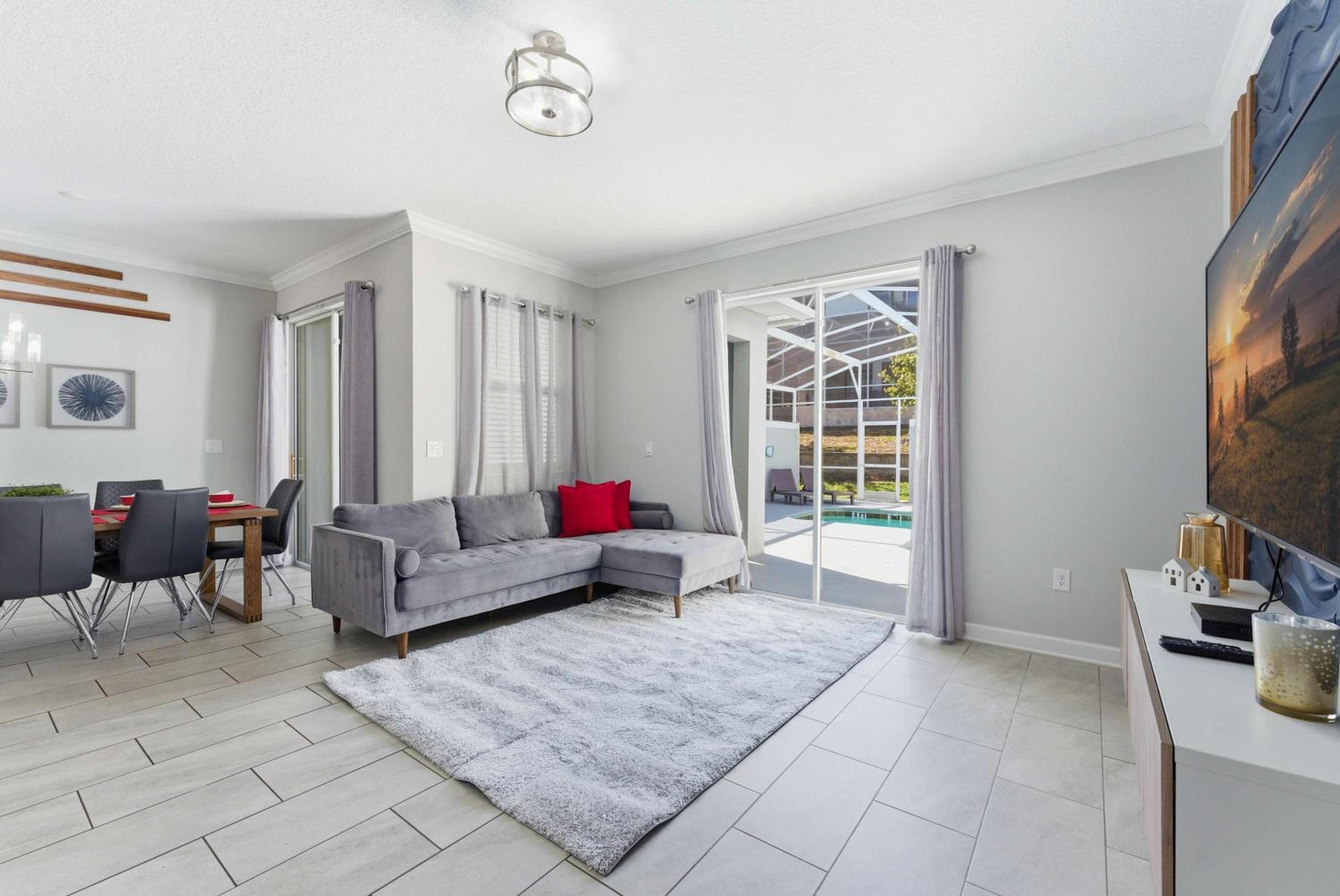 1112 Luxurious Champions Gate Family Townhouse with Private Pool & Theme Park Access
