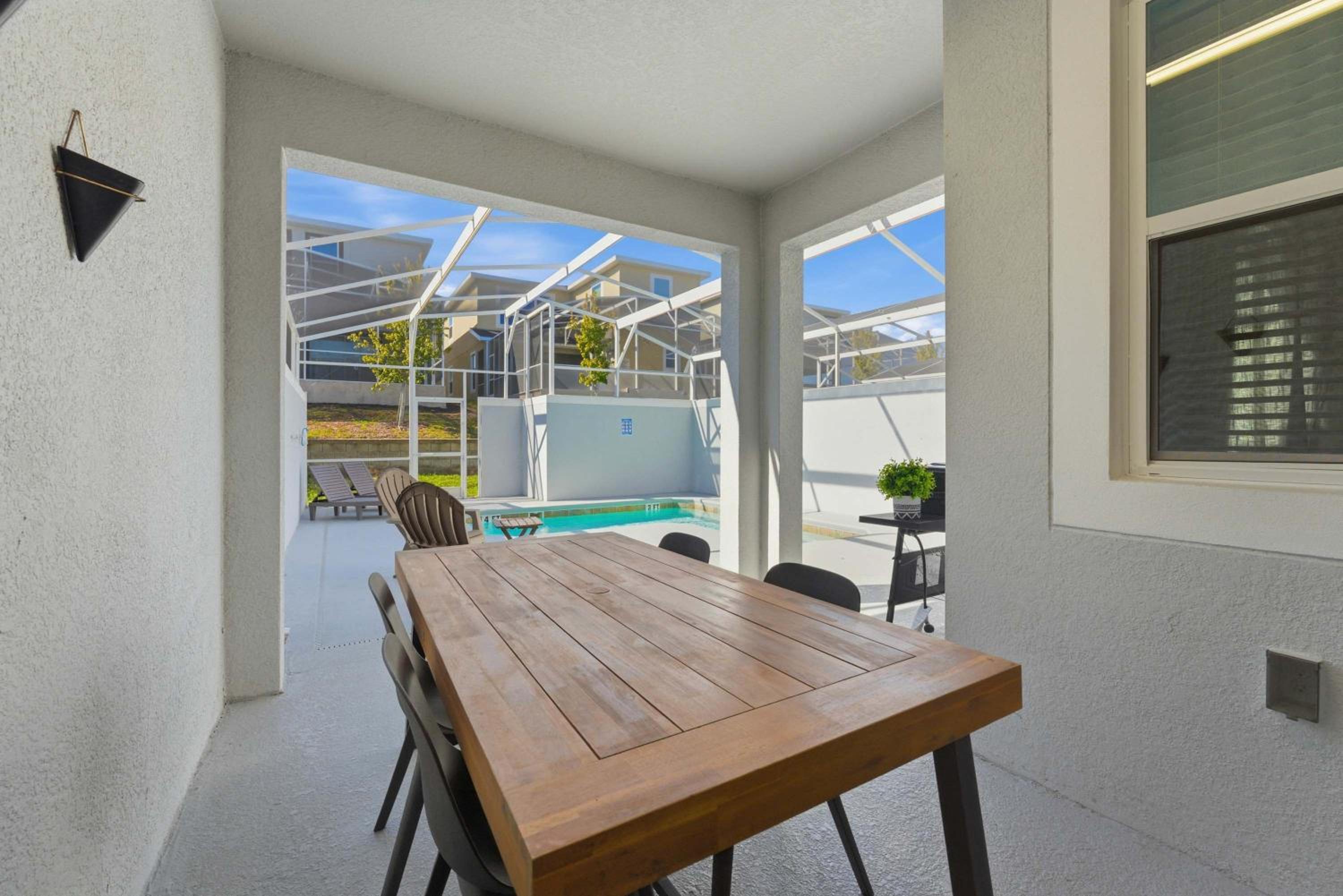 1112 Luxurious Champions Gate Family Townhouse with Private Pool & Theme Park Access
