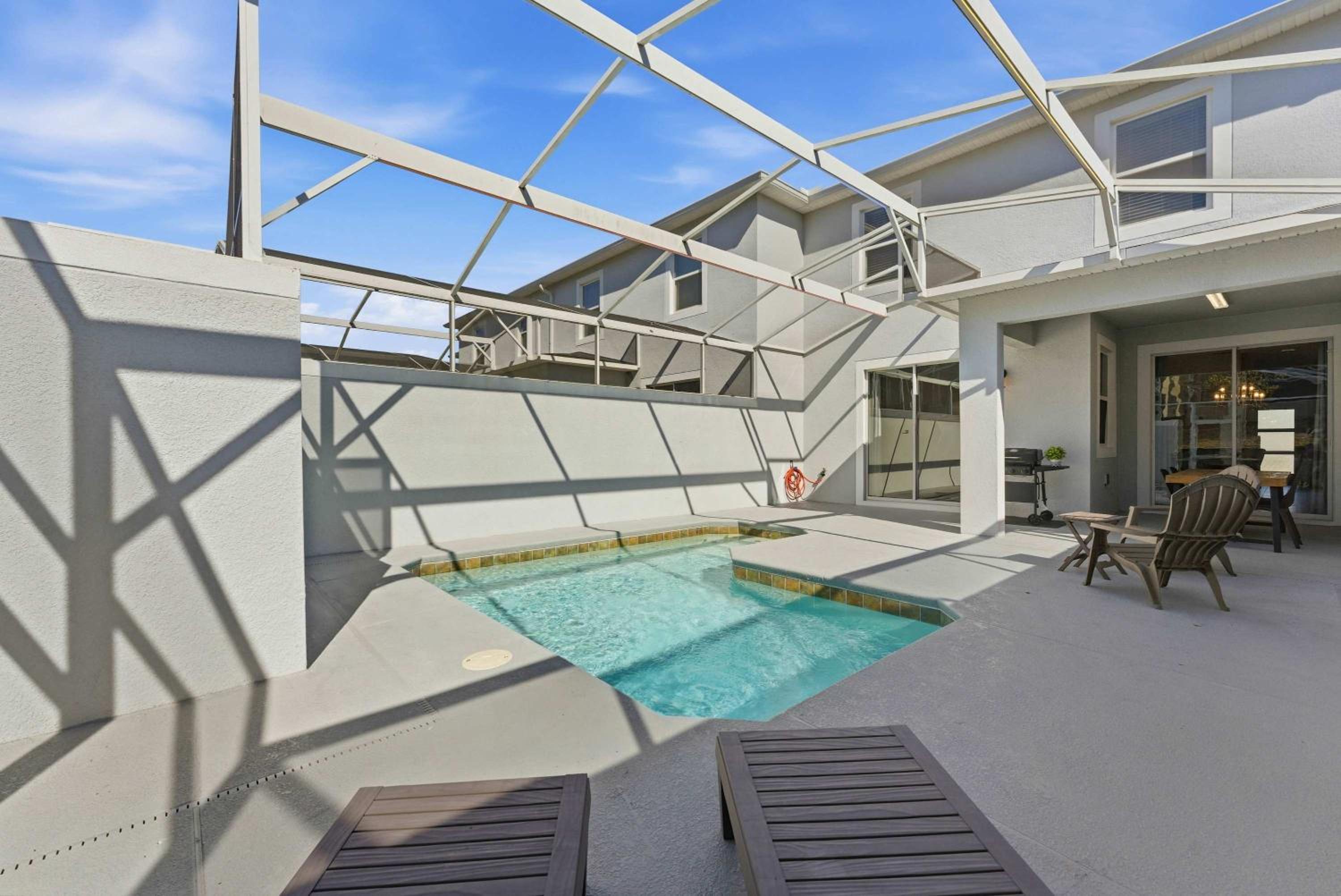 1112 Luxurious Champions Gate Family Townhouse with Private Pool & Theme Park Access