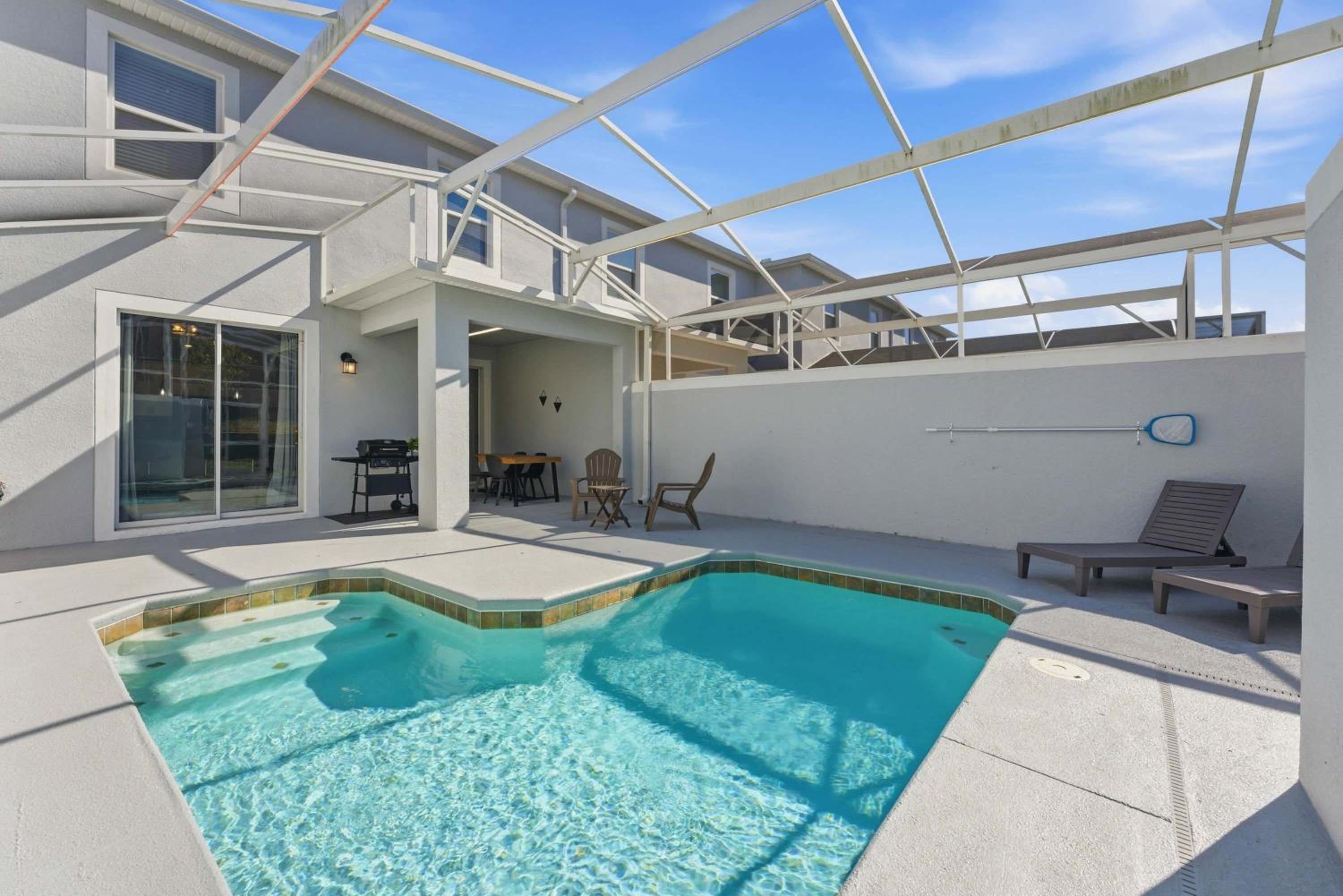 1112 Luxurious Champions Gate Family Townhouse with Private Pool & Theme Park Access
