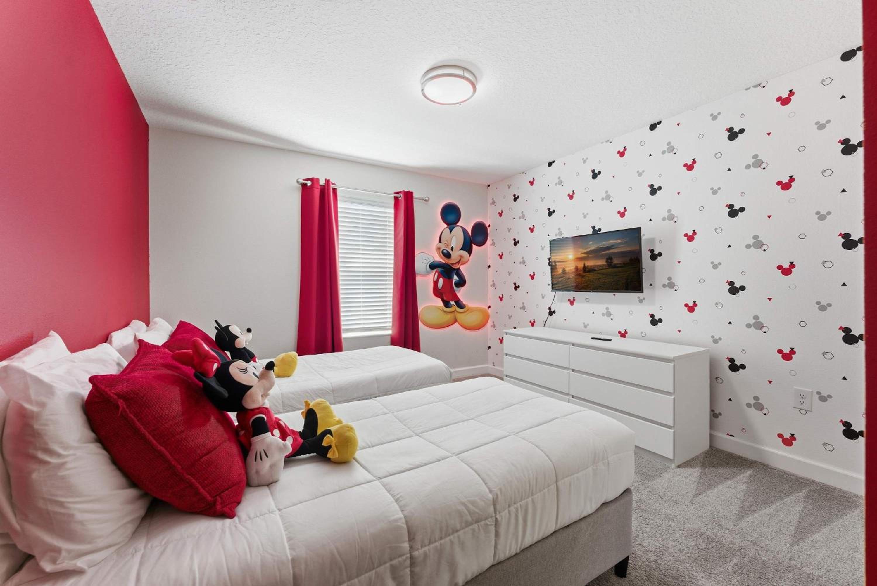 1112 Luxurious Champions Gate Family Townhouse with Private Pool & Theme Park Access