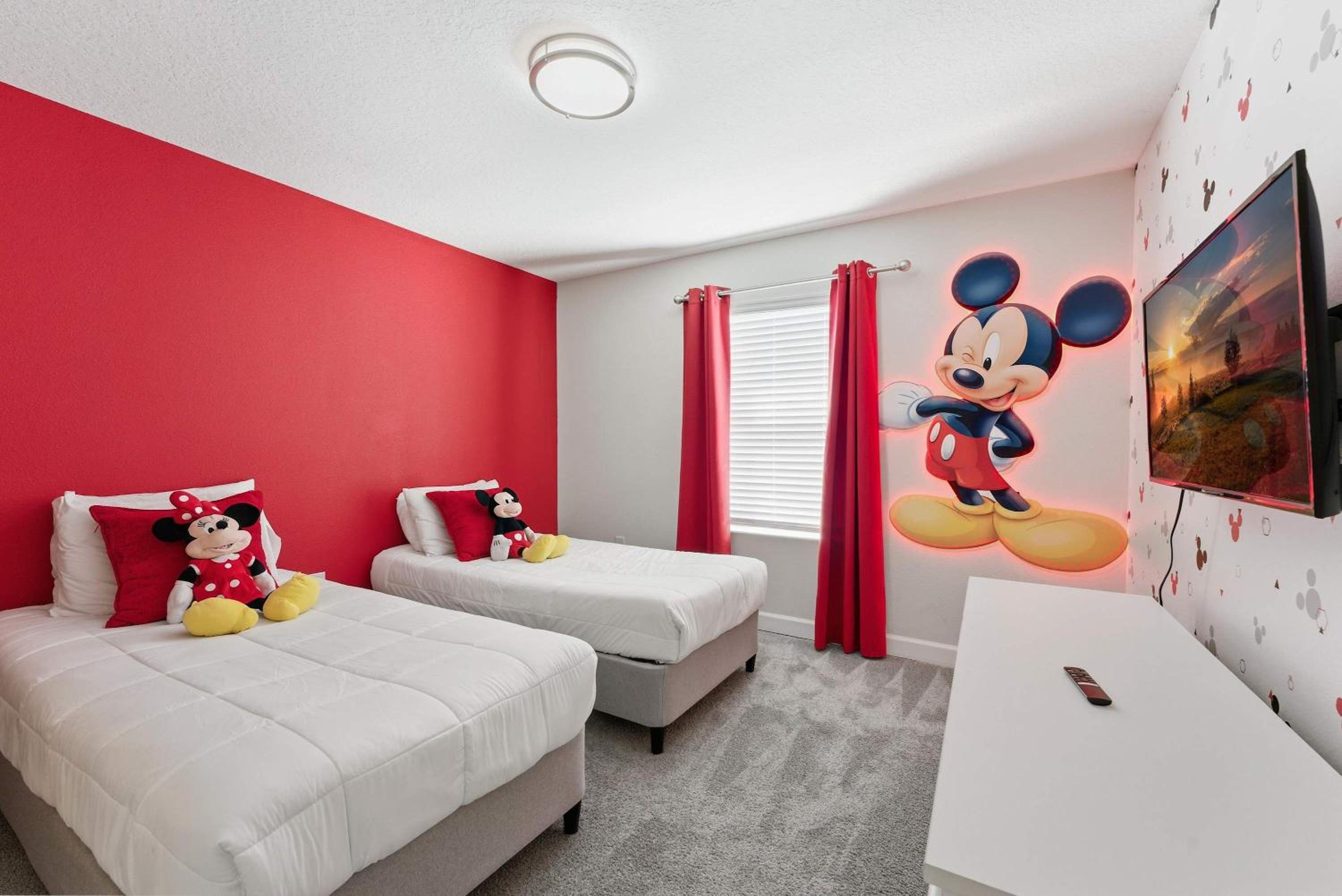 1112 Luxurious Champions Gate Family Townhouse with Private Pool & Theme Park Access