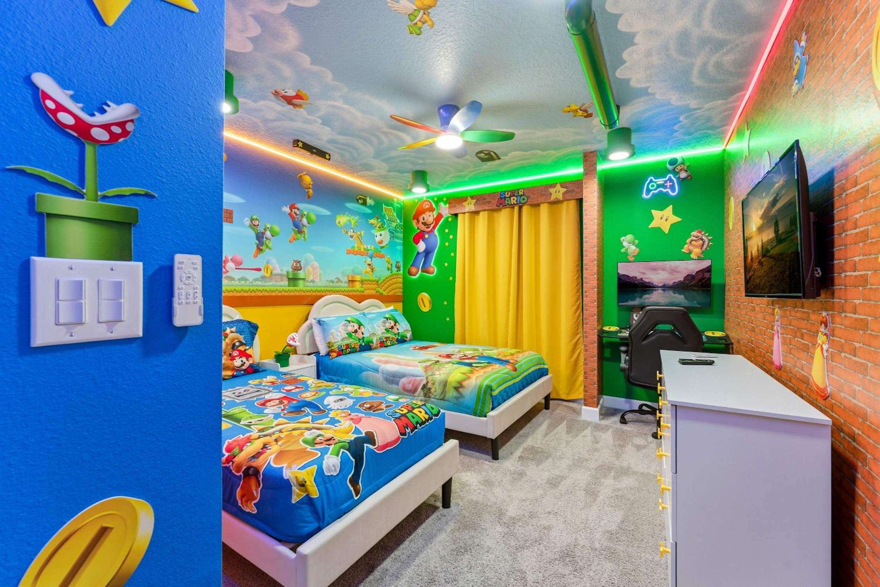 1112 Luxurious Champions Gate Family Townhouse with Private Pool & Theme Park Access