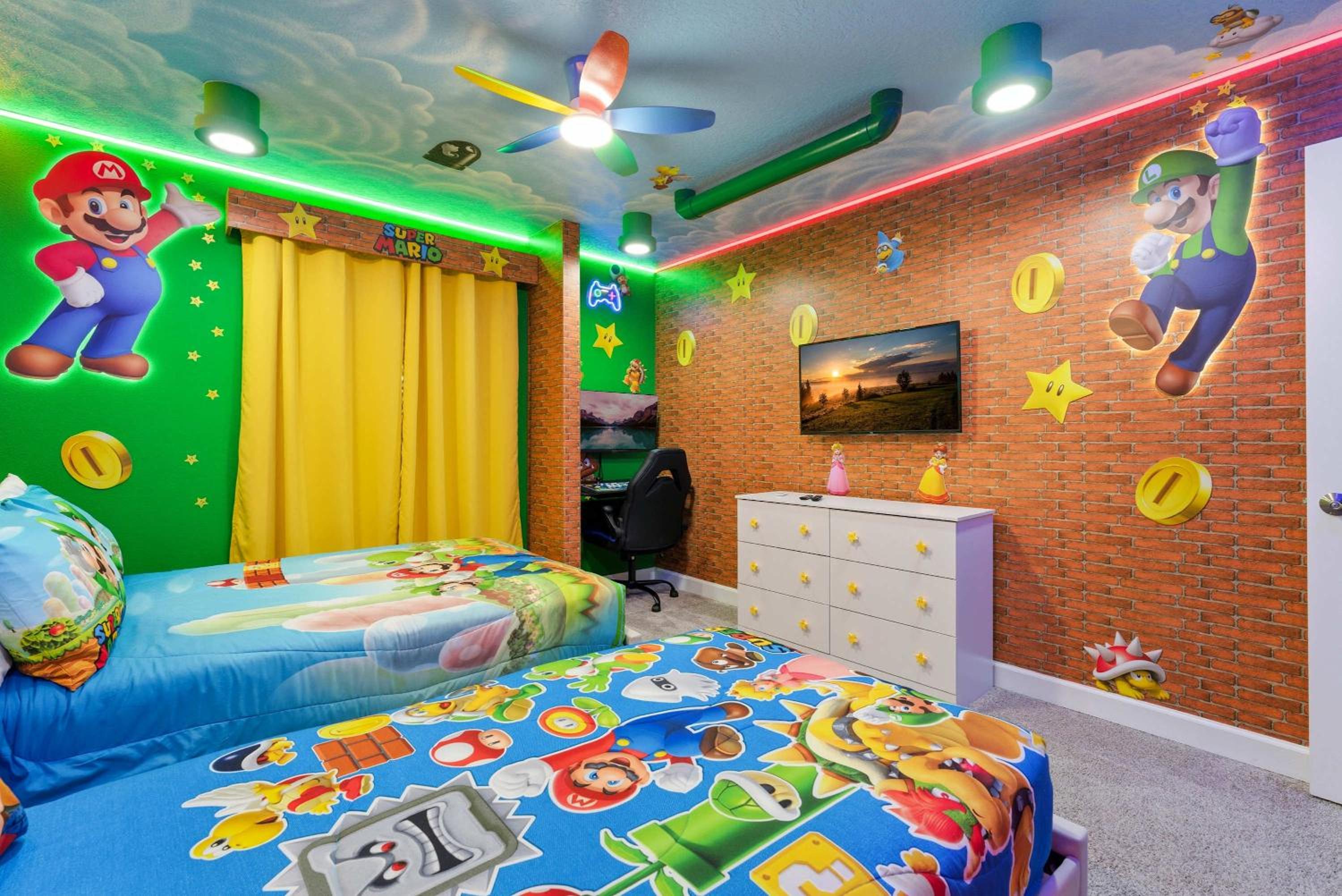 1112 Luxurious Champions Gate Family Townhouse with Private Pool & Theme Park Access